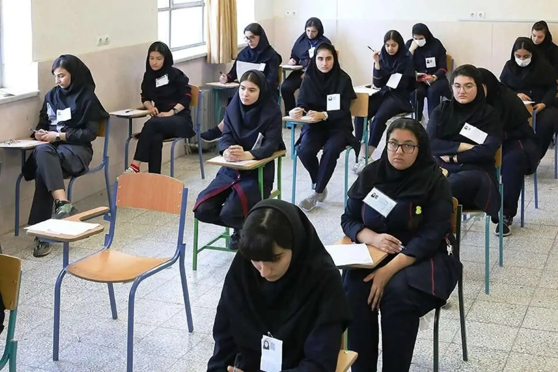 دانش‌آموزان در حال امتحان دادن