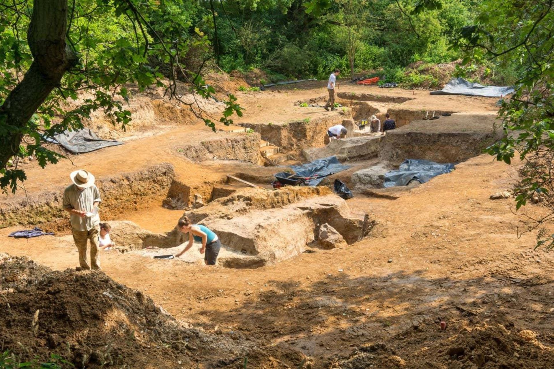 حفاری در یک معدن متروکه در بارنهام، بریتانیا