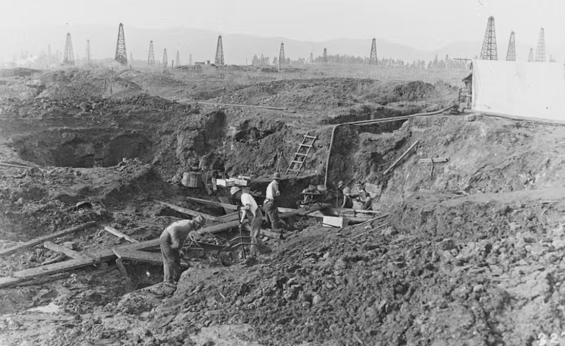 حفاری گودال ۶۱٫۶۷ در گودال‌های لابریاتار لس‌آنجلس در سال ۱۹۱۵