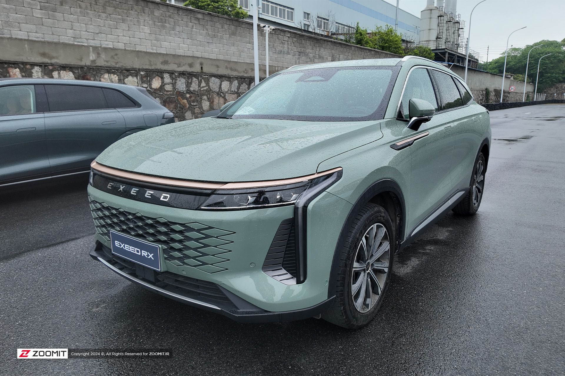 نمای سه‌چهارم جلو خودرو چری Exeed RX PHEV