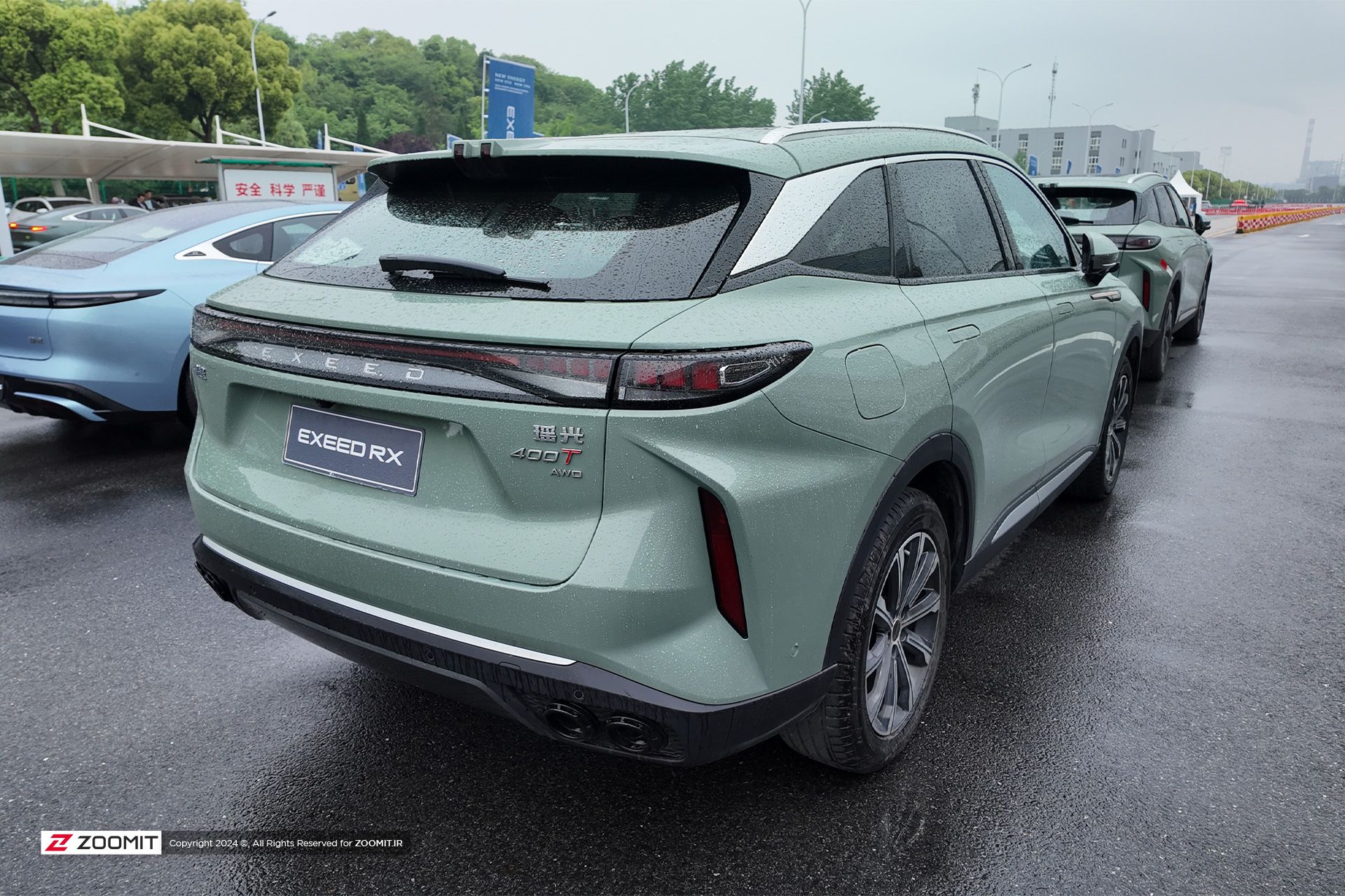 نمای سه‌چهارم عقب خودرو چری Exeed RX PHEV