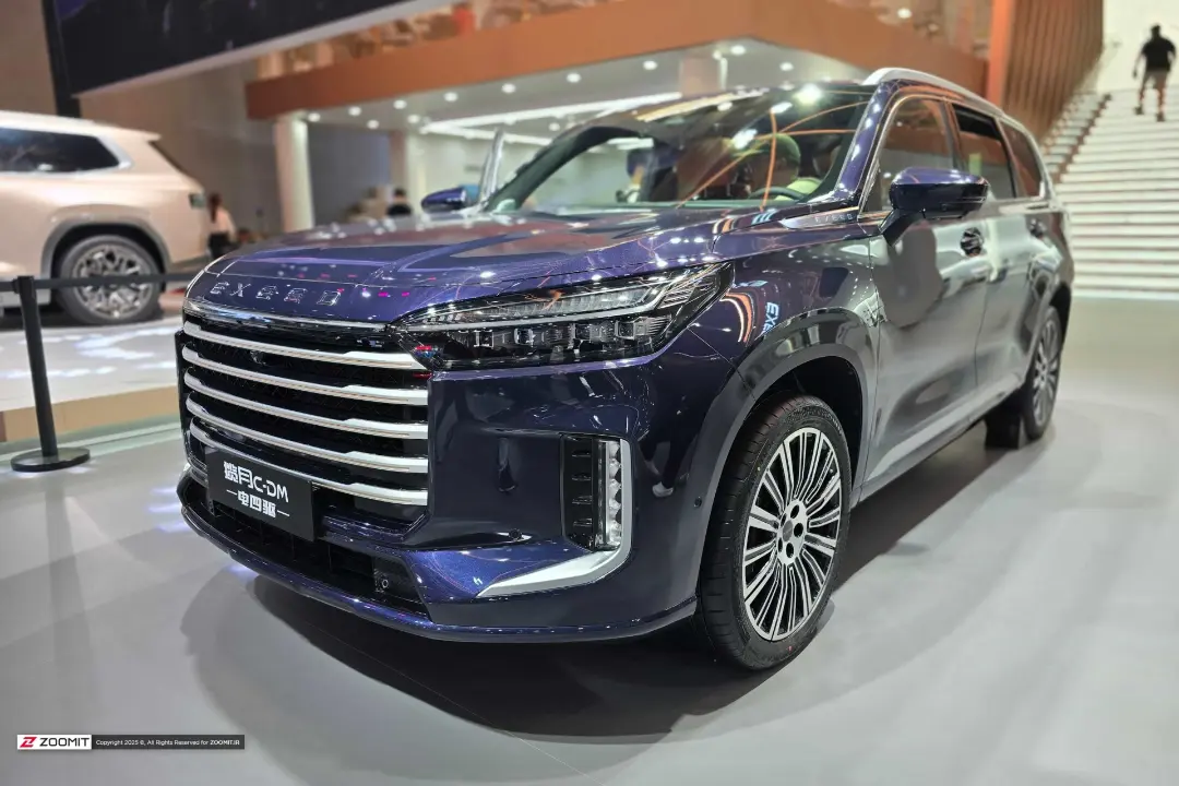 نمای سه‌چهارم جلو خودرو اکسید VX