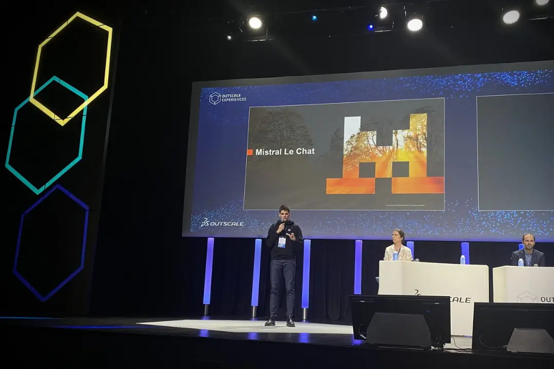 لئوناردو دشاسو مدیر مشارکت‌های استراتژیک میسترال در رویداد OUTSCALE EXPERIENCES 2025