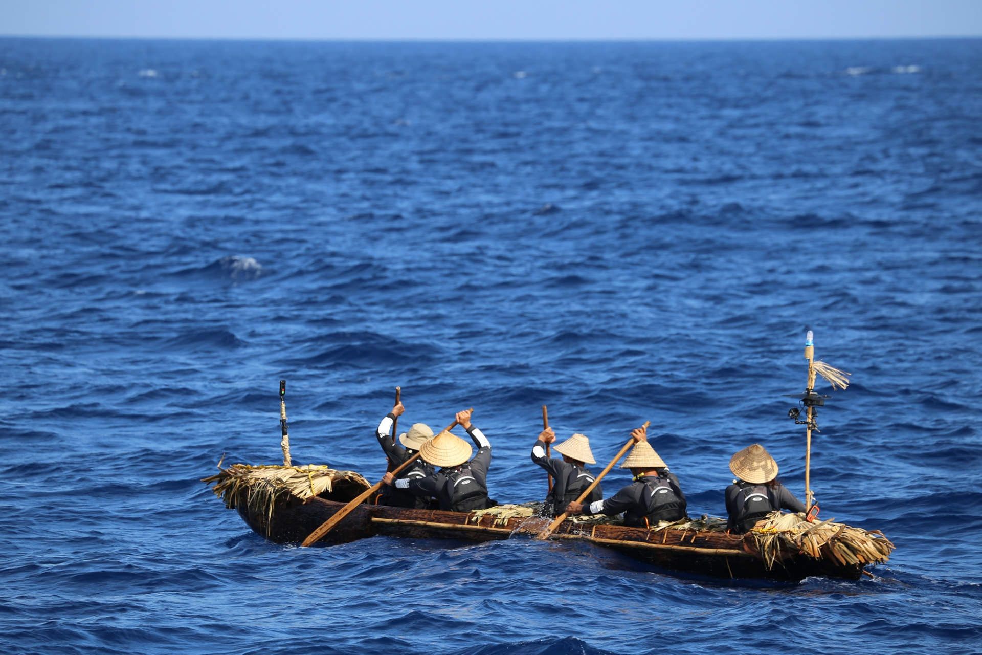 پاروزنان ماهر در قایق کانوی دوگوت، سفر باستانی از تایوان به جزایر ریوکیو را بازسازی می‌کنند.