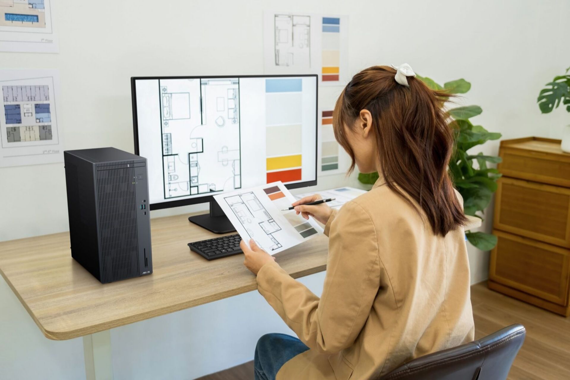 زن جوان رو‌به‌روی کامپیوتر ExpertCenter P500 Mini Tower ایسوس