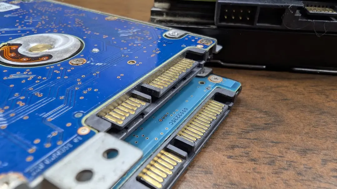 پین‌های اتصال و مدار اصلی یک هارد اکسترنال (External Hard Drive)