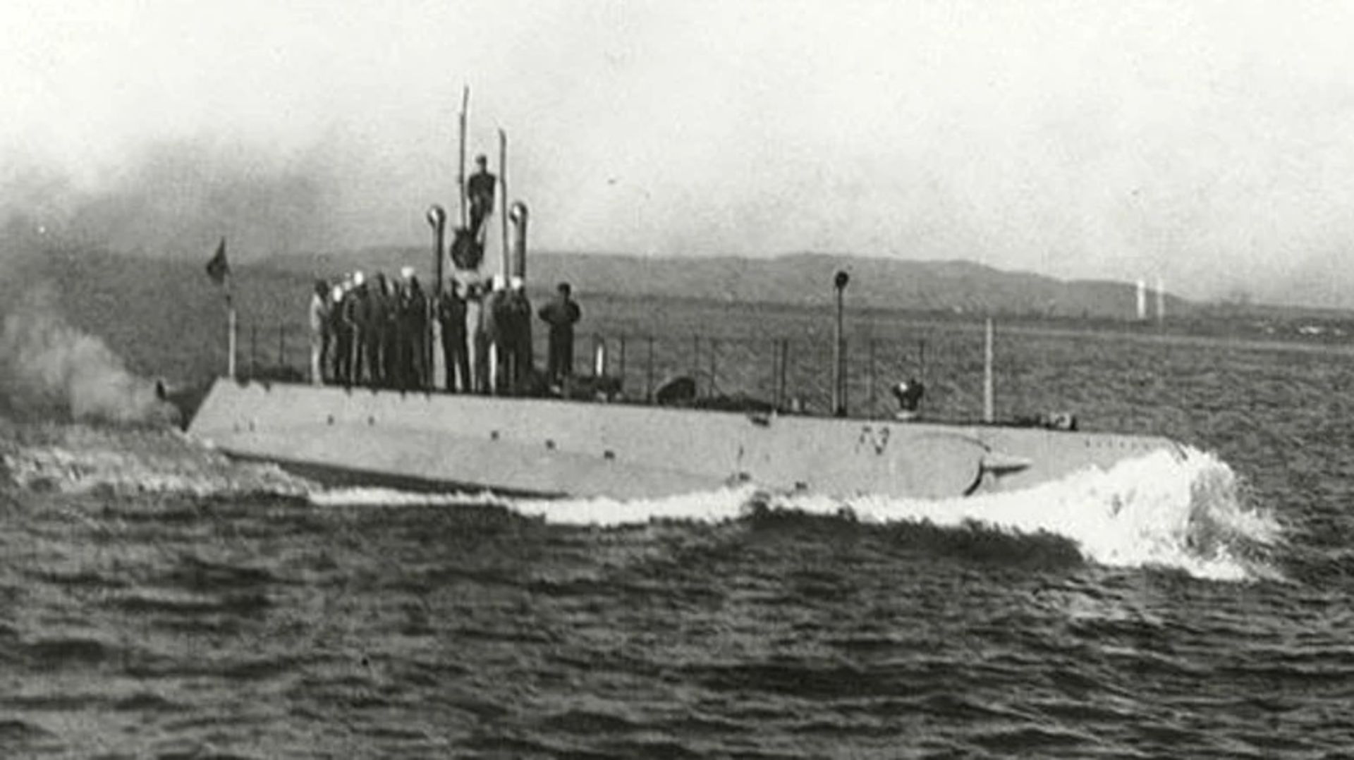 زیردریایی USS F-1 در دریا