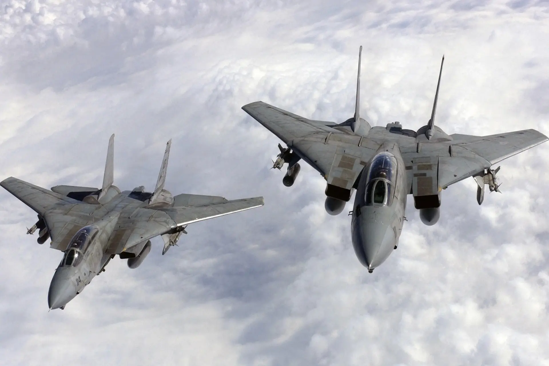 دو جنگنده‌ی F-14 تامکت در آسمان
