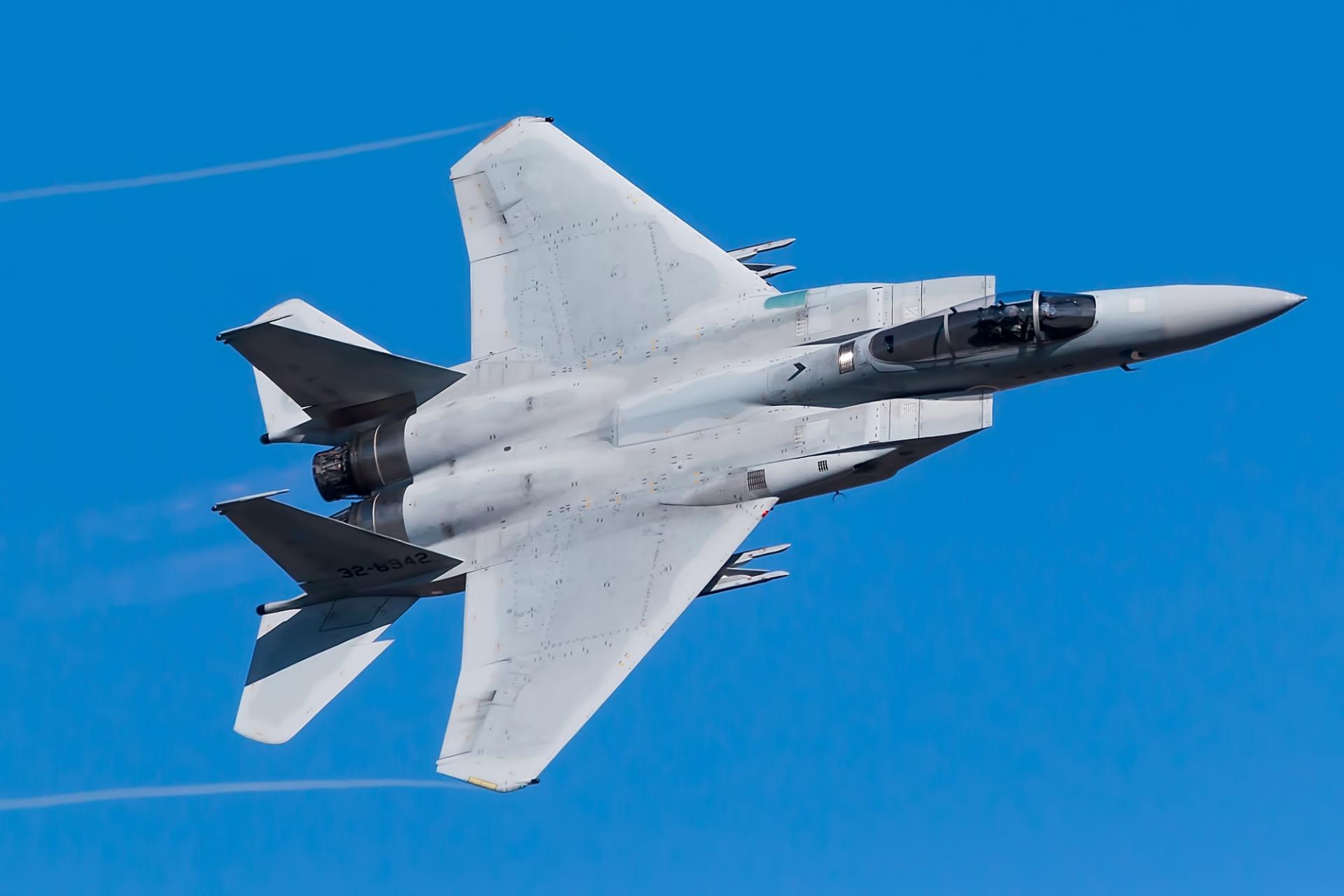 پرواز جنگنده‌ی F-15 در آسمان
