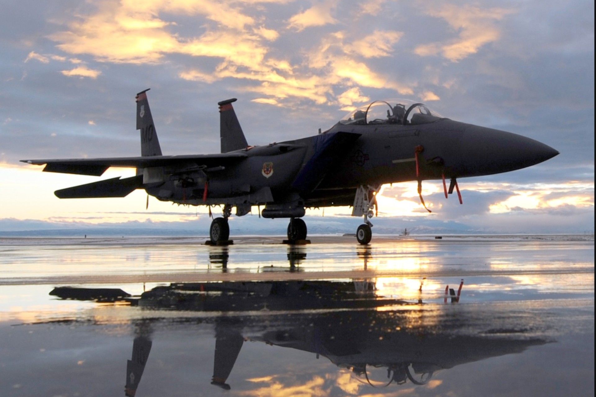 جنگنده‌ی F-15 در غروب خورشید