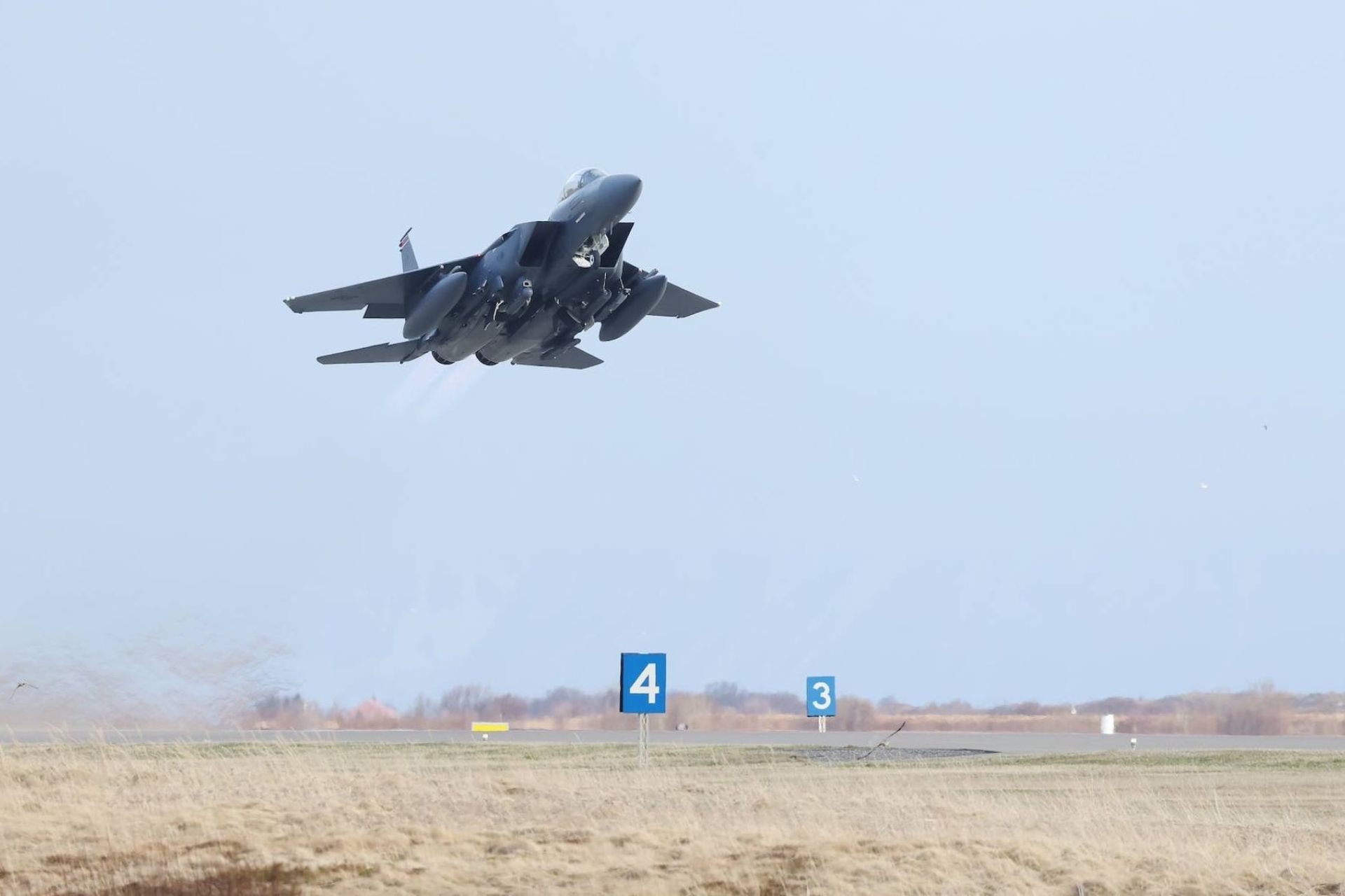 هواپیمای جنگنده‌ی F-15e در حال پرواز در آسمان