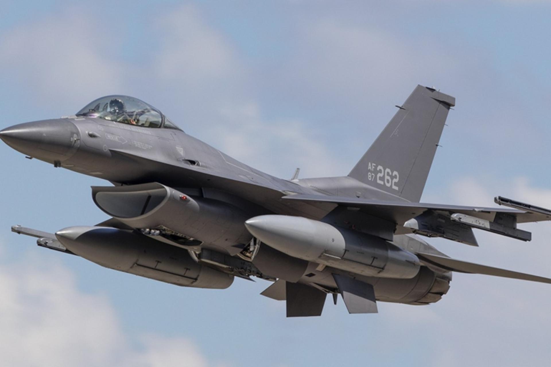 جنگنده‌ی F-16 در آسمان