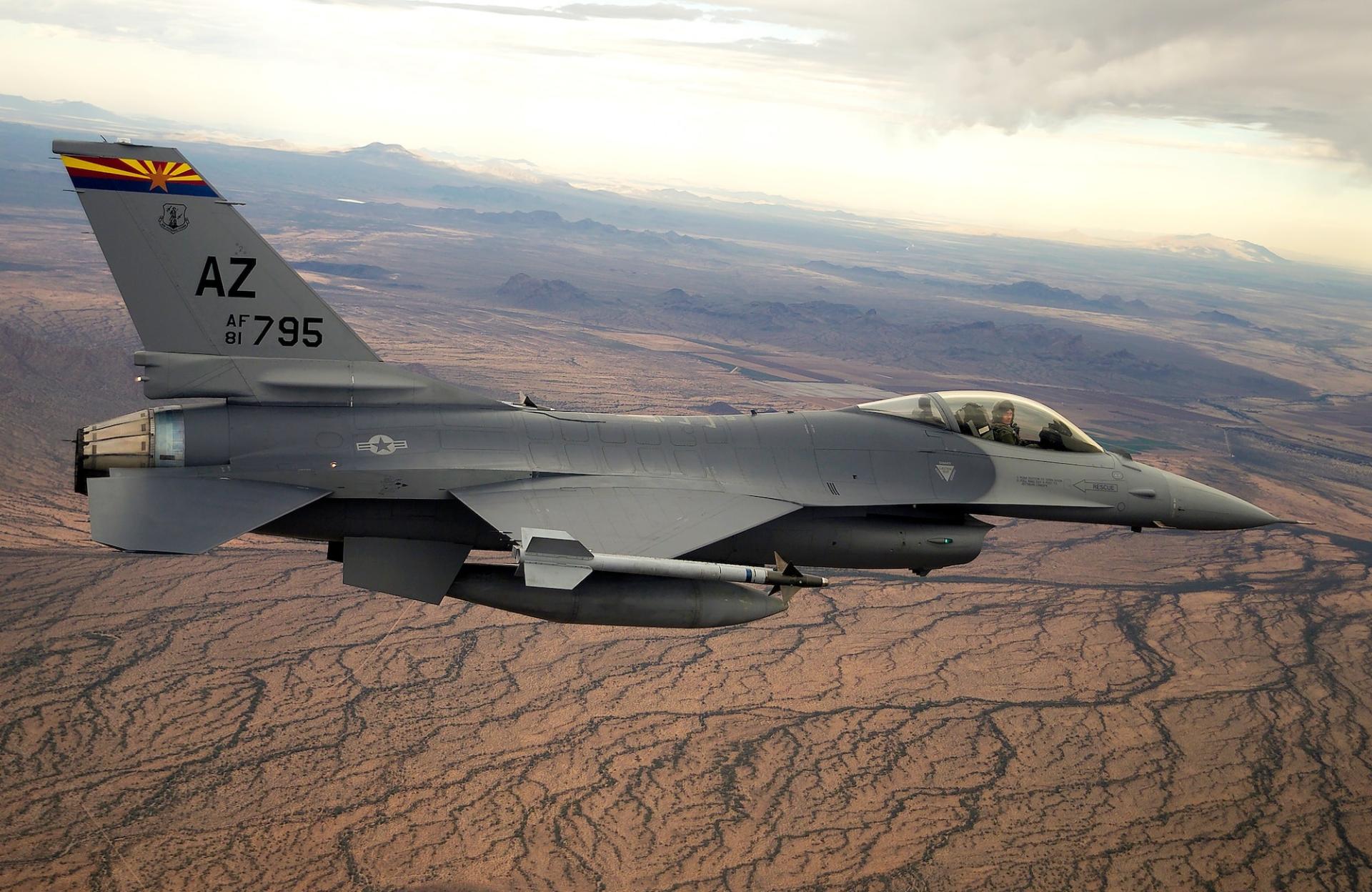جنگنده‌ی F-16 در آسمان