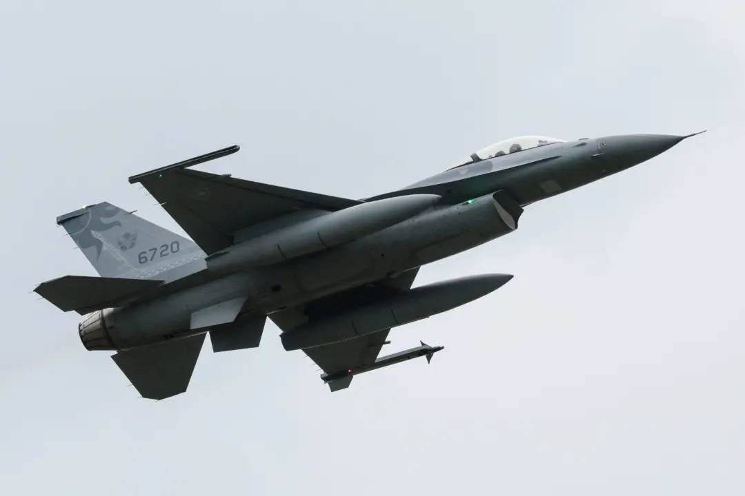 جنگنده‌ی F-16 در حال پرواز آسمان