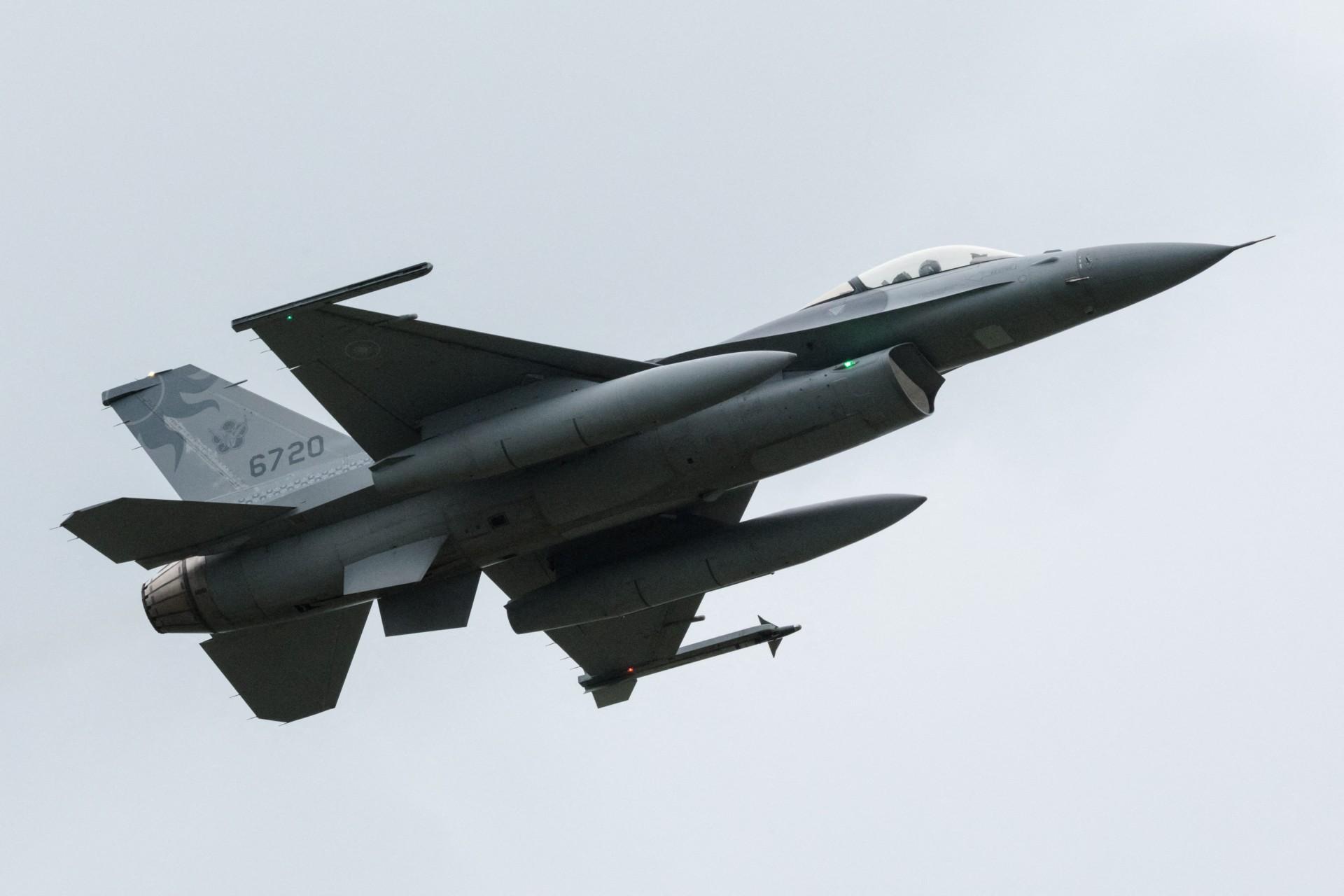 جنگنده‌ی F-16 در حال پرواز آسمان