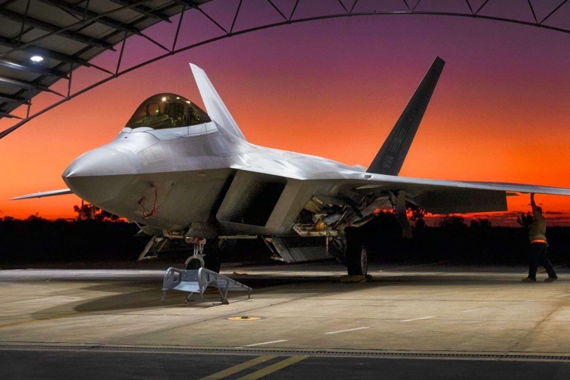 جنگنده‌ی F-22 رپتور در آشیانه