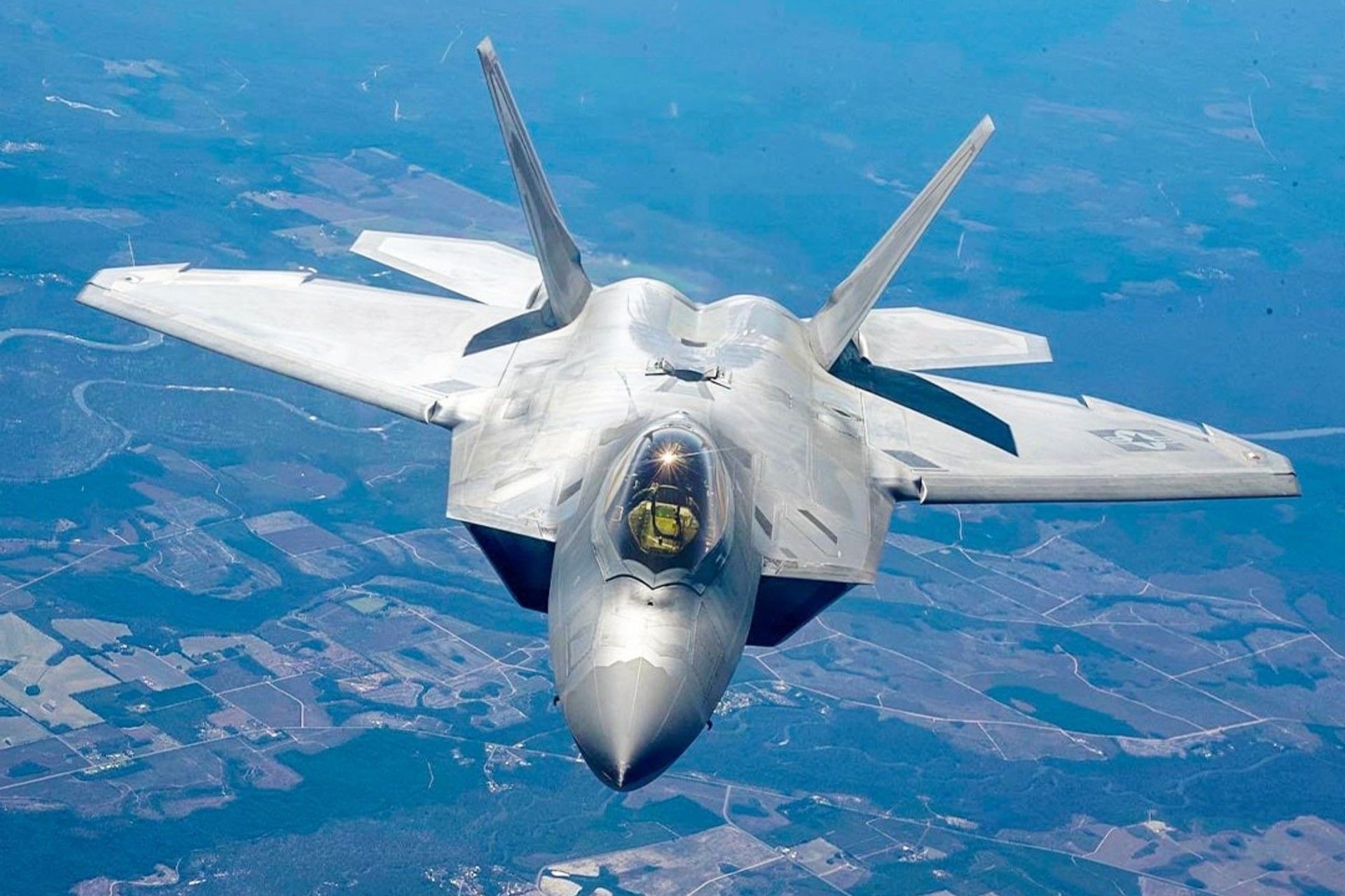 جنگنده‌ی F-22 رپتور در آسمان