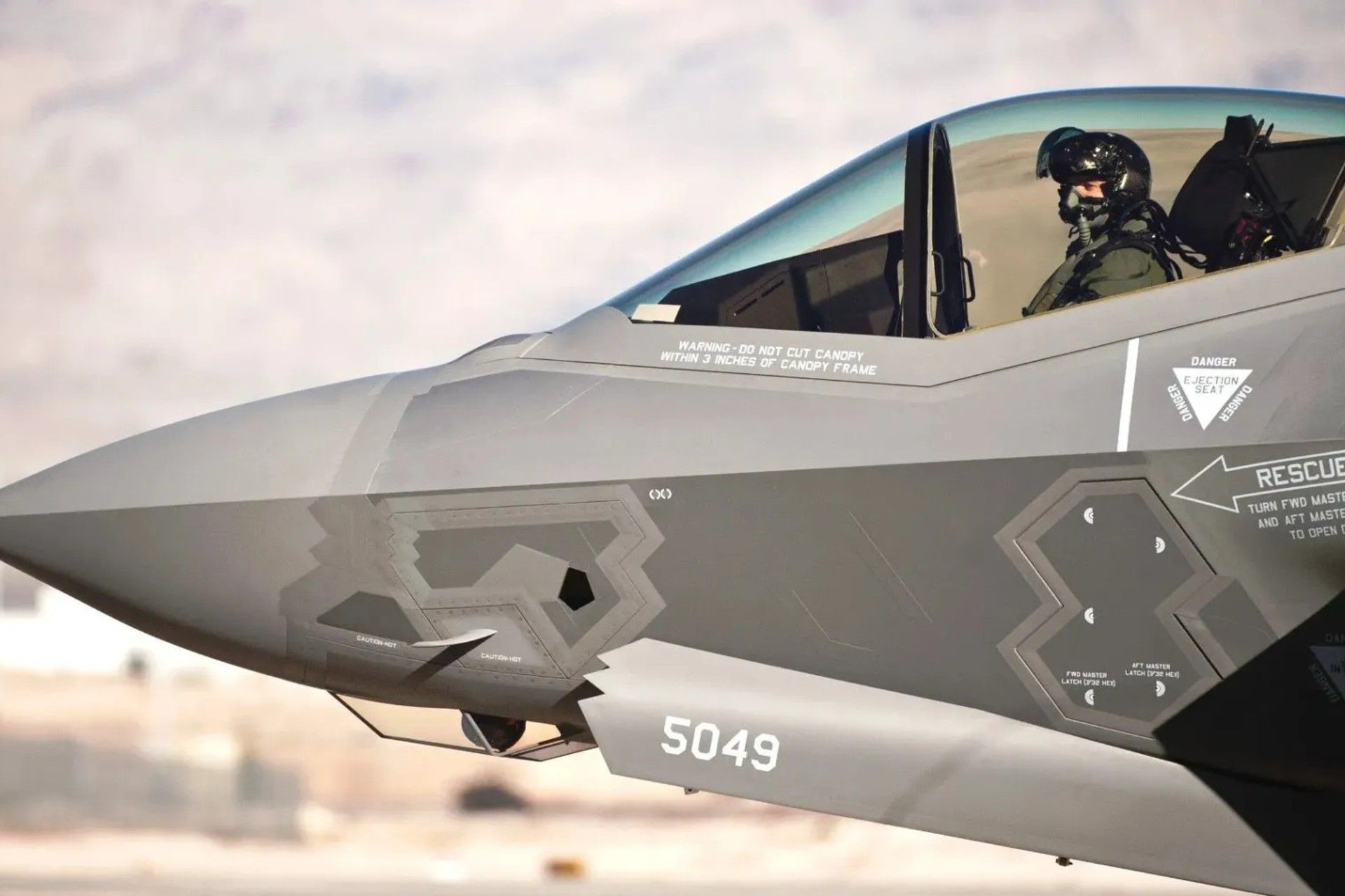 یک خلبان داخل کاکپیت جنگنده‌ی F-35 از نمای نزدیک