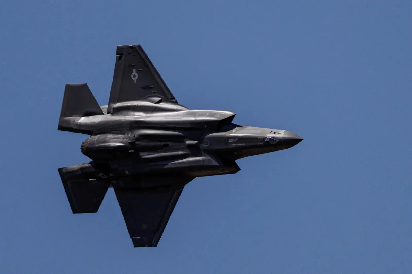 جنگنده اف-۳۵ (F-35 Lightning II) در حال پرواز در آسمان آبی