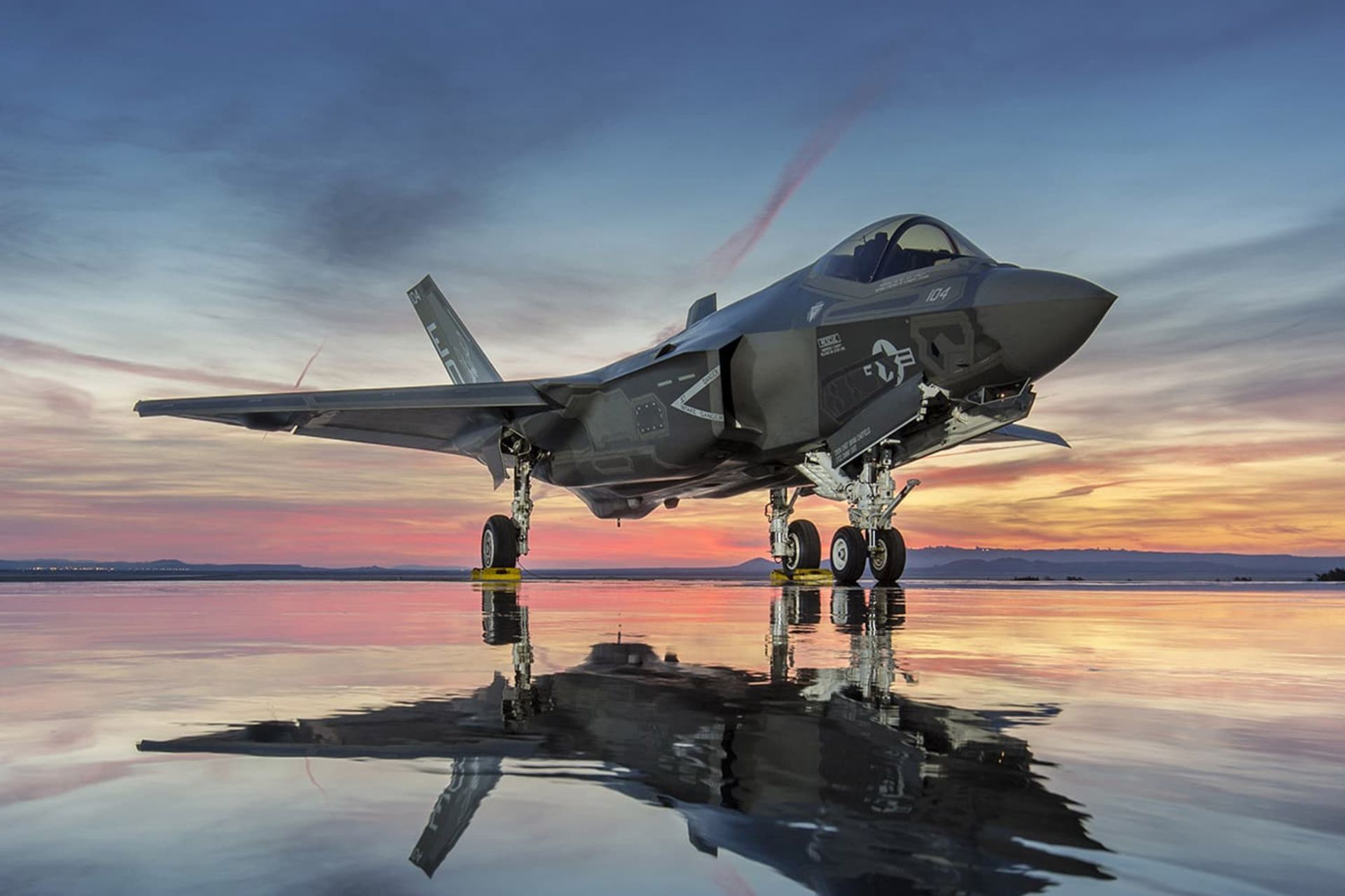 جت جنگنده F-35 لاکهید مارتین از نمای جلو روی زمین