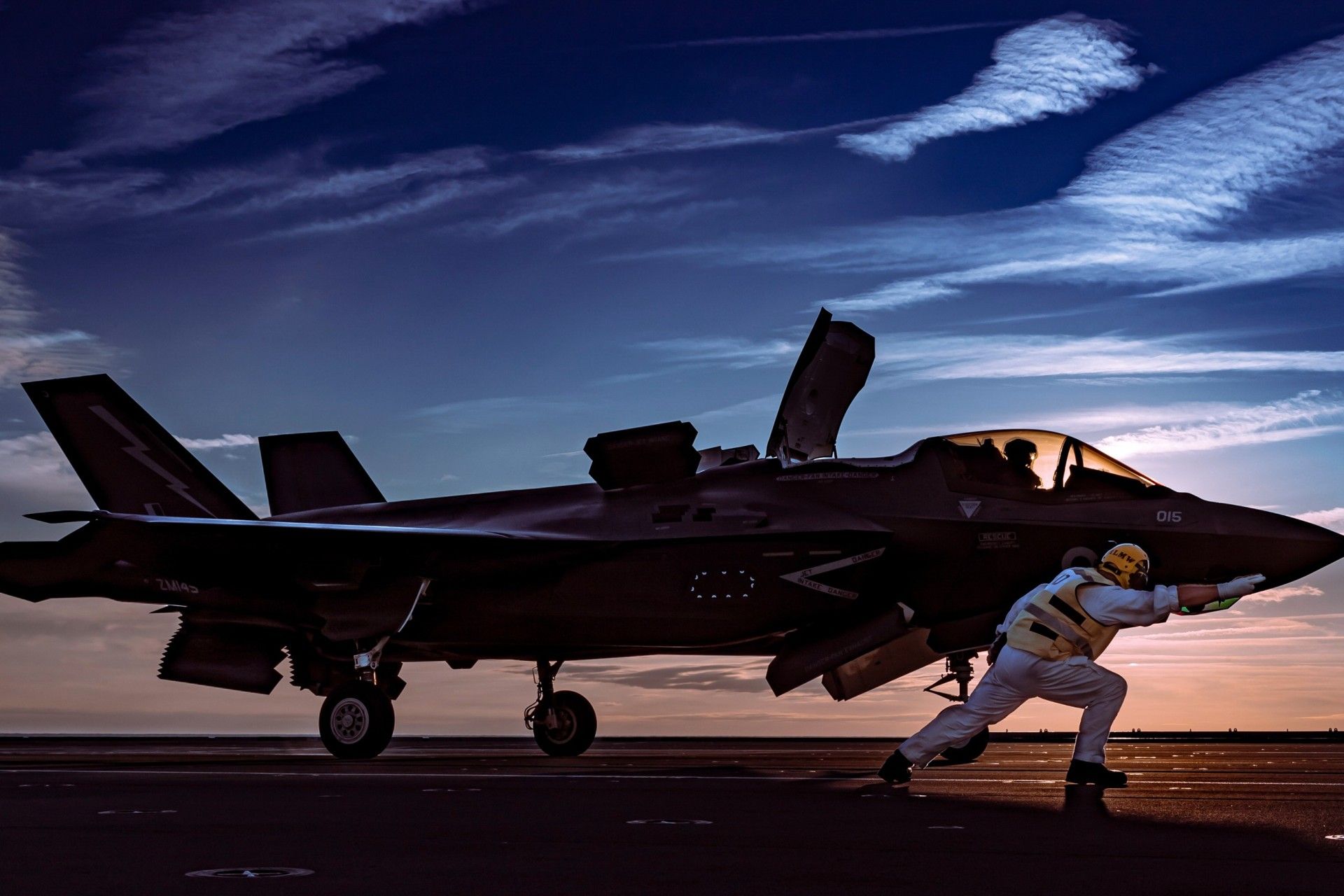 نمایی از جنگنده‌ی F-35 در ناو هواپیمابر