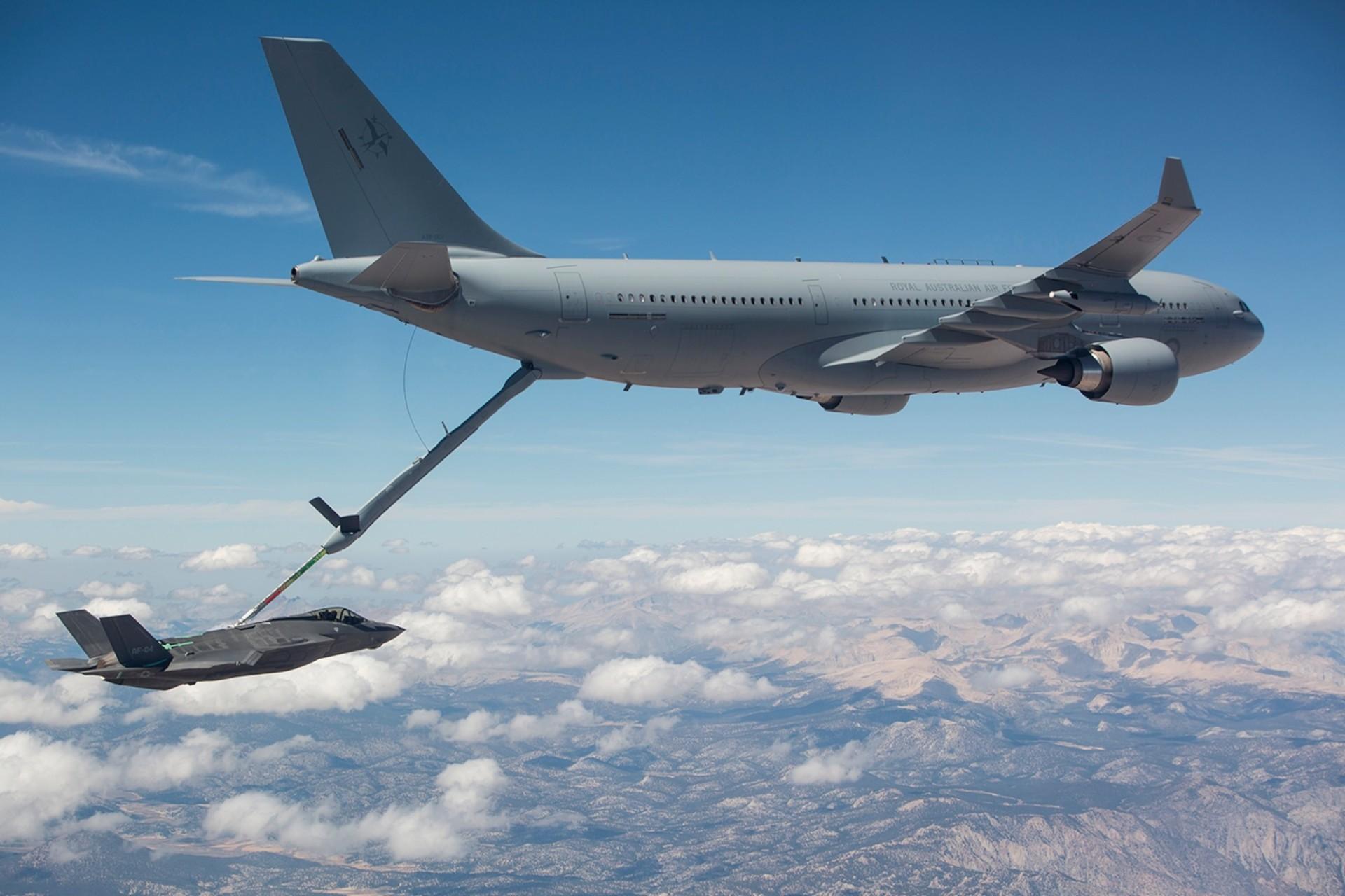 جنگنده‌ی F-35 در حال سوخت‌گیری حین پرواز از هواپیمای سوخت‌رسان