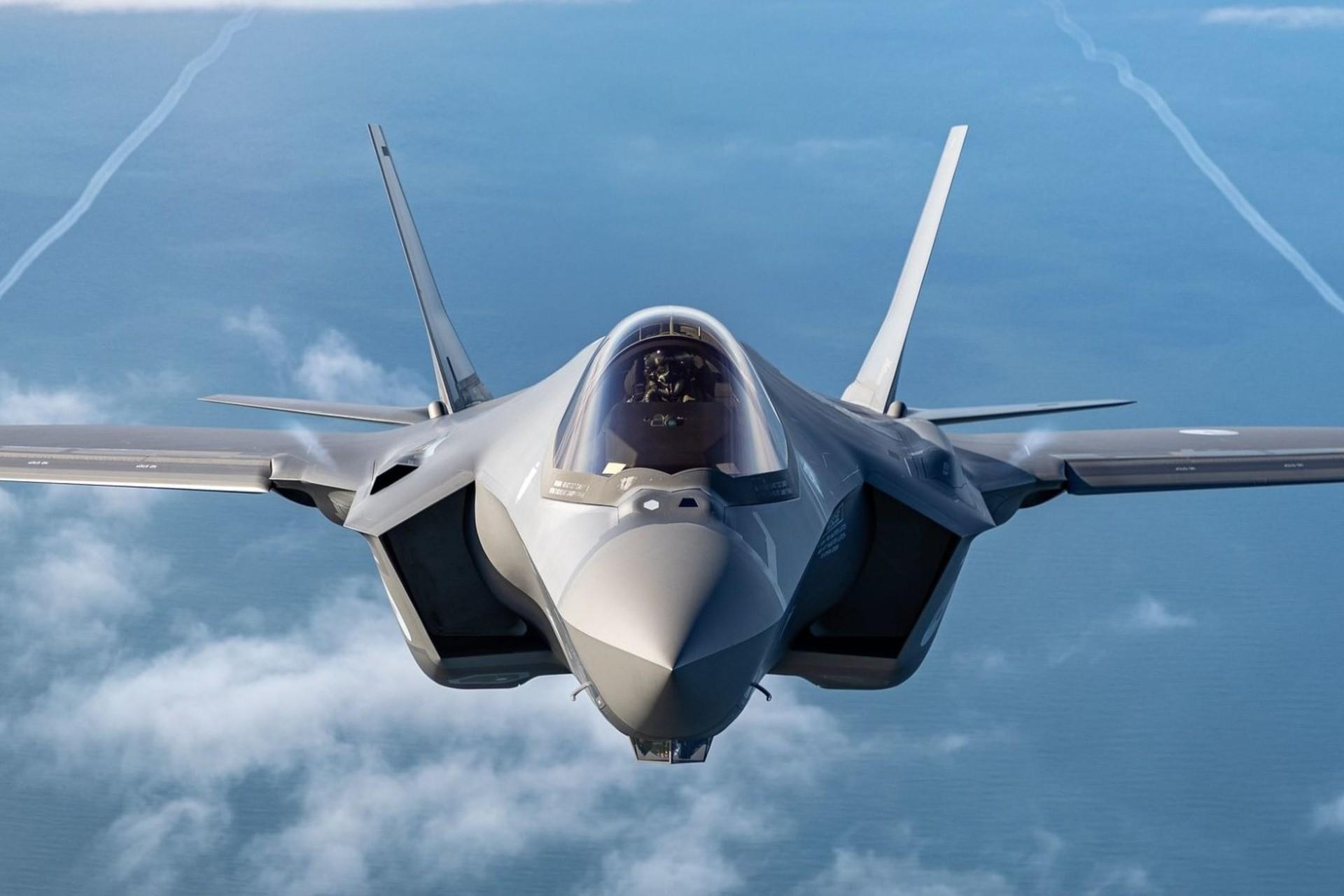 نمای جلو جنگنده‌ی F-35 در آسمان