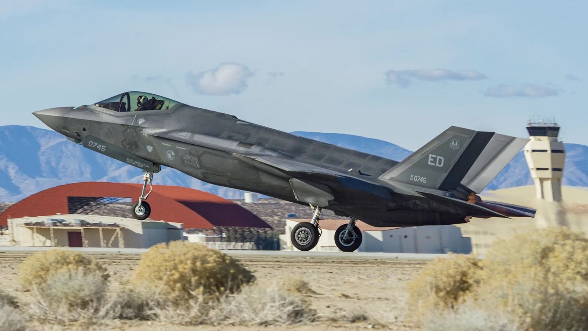 جنگنده‌ی F-35 در حال برخاست از زمین