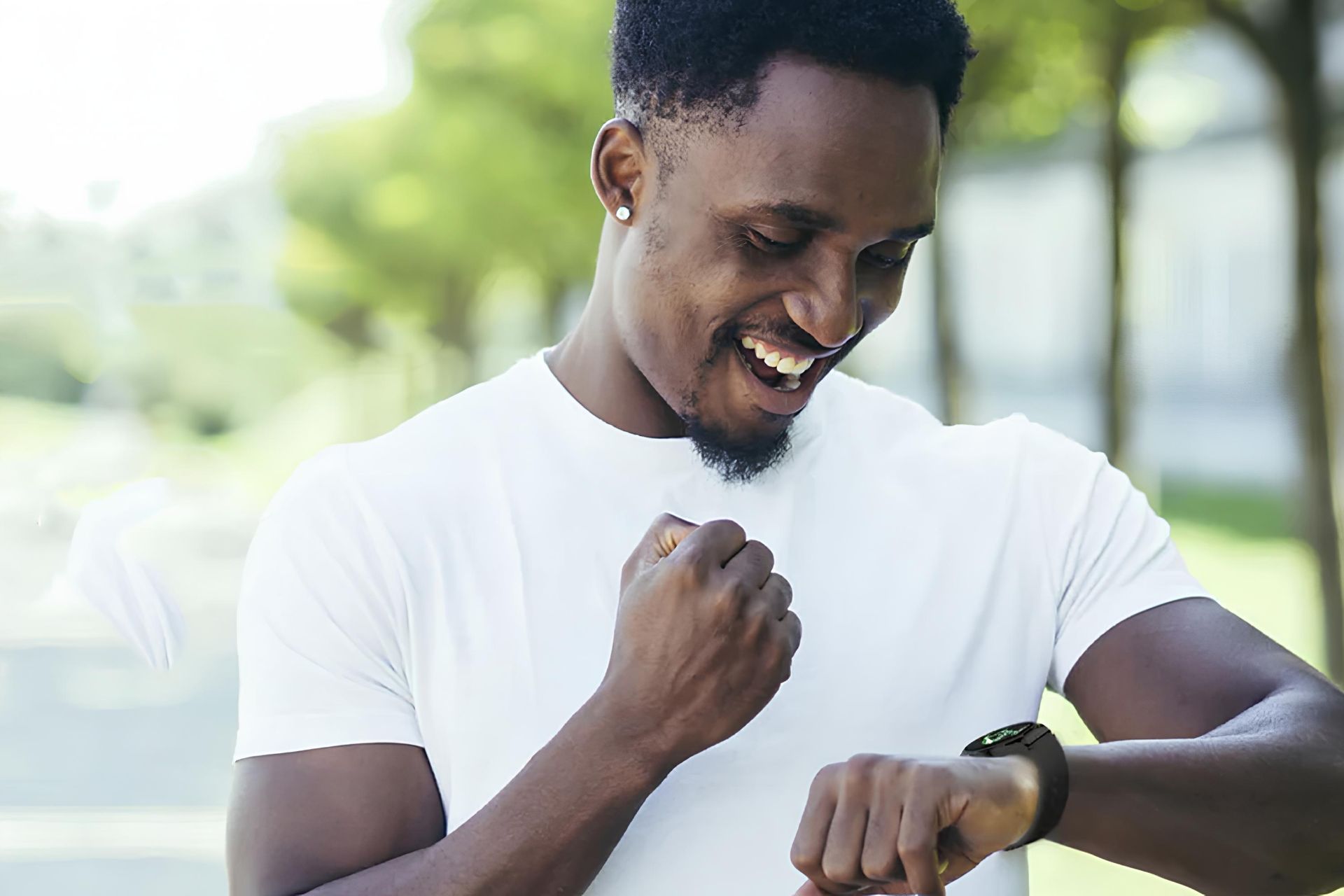 پسر سیاه پوست با ساعت بلک شارک اس ۱ شیائومی