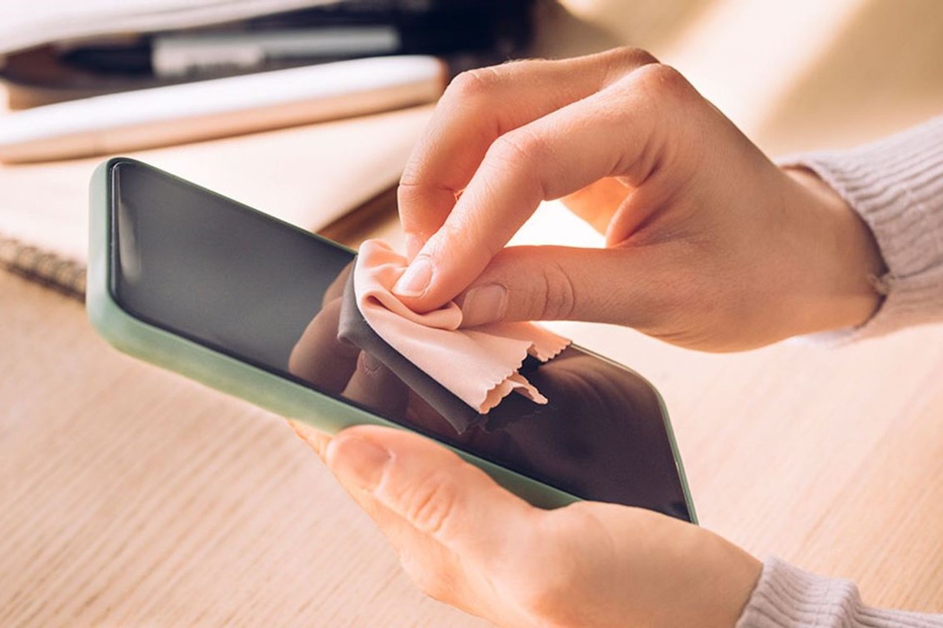 تمیز کردن اسکرین موبایل با دستمال