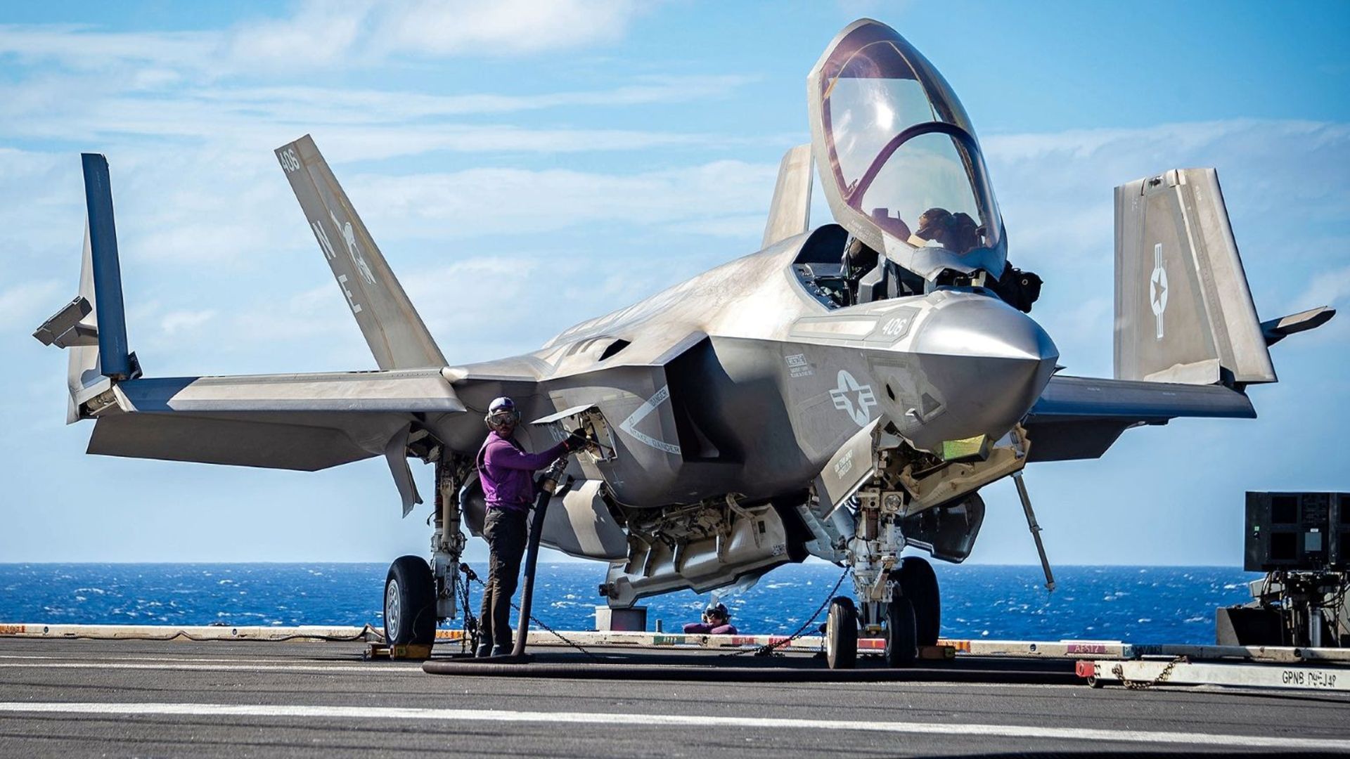 جنگنده F-35 پارک شده روی ناو با بال تا شده
