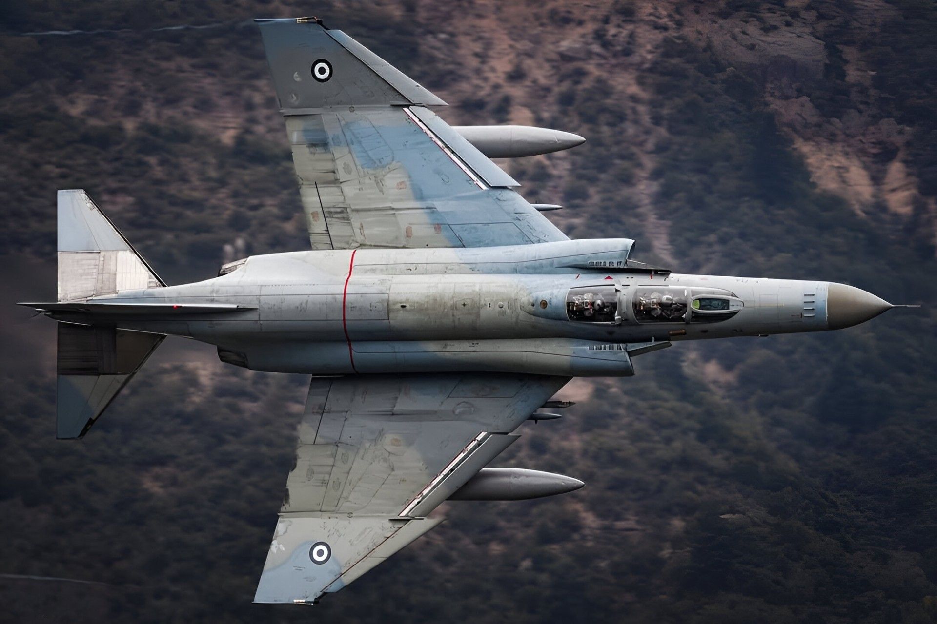 جنگنده‌ی F4 فانتوم در حال پرواز از نمای بالا