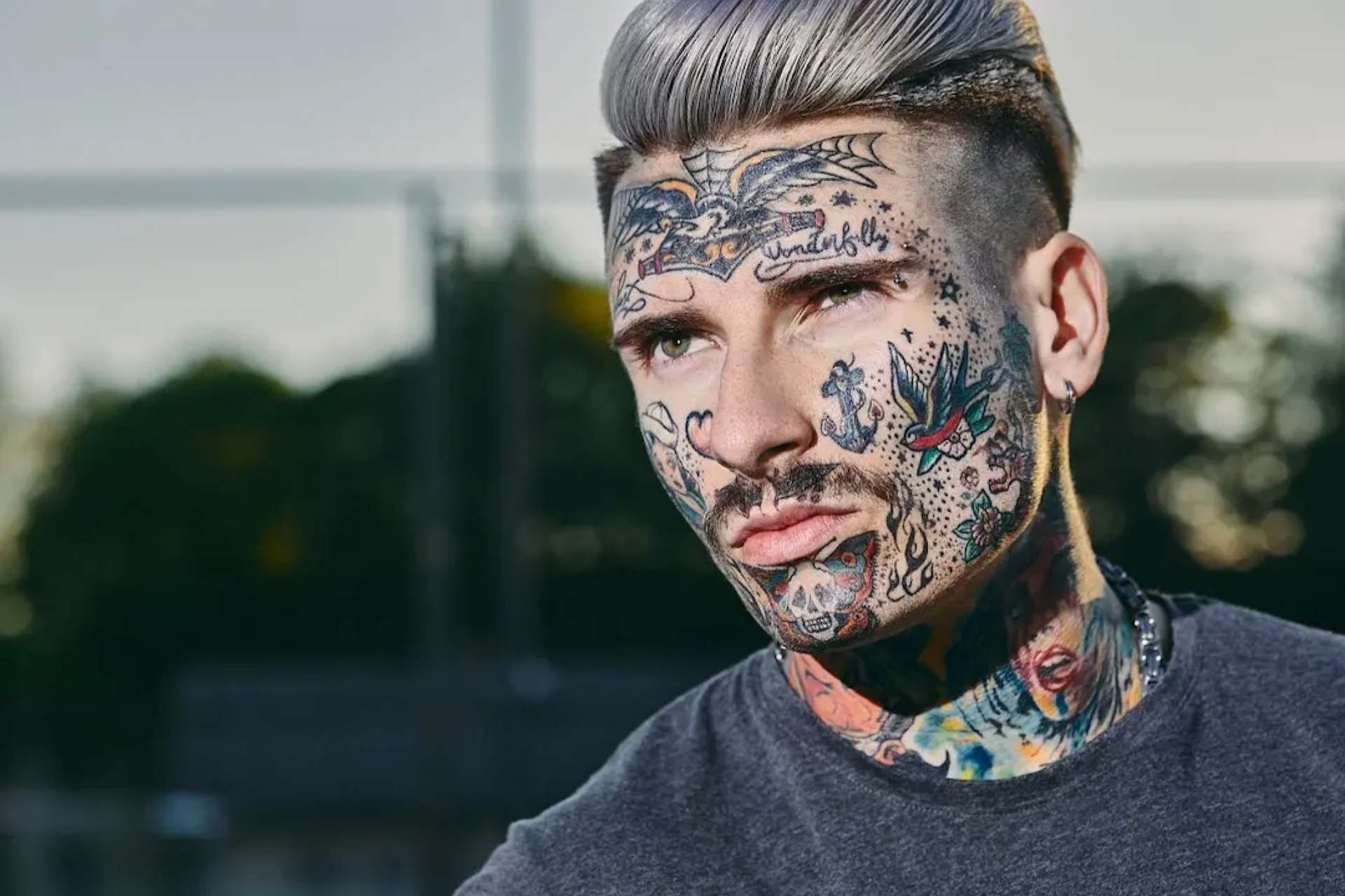 تتو روی صورت مرد جوان