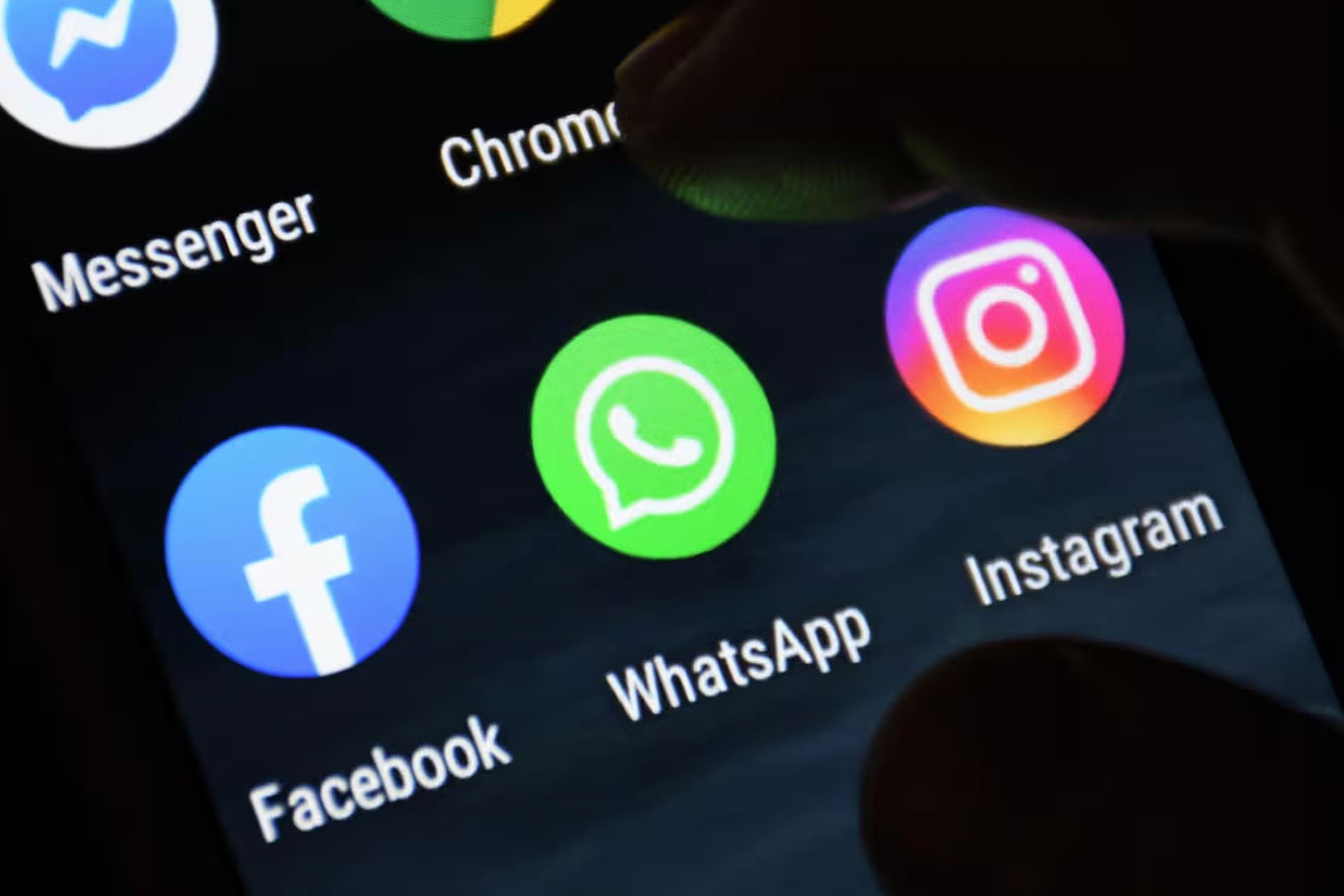 لوگو واتساپ در کنار فیسبوک و اینستاگرام / WhatsApp روی نمایشگر موبایل