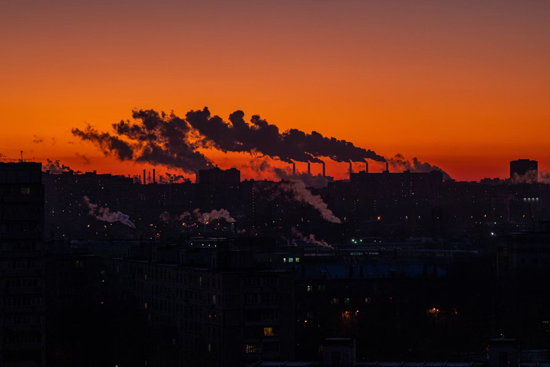 آلودگی و دود کارخانه‌ها در گرگ و میش و آسمان نارنجی