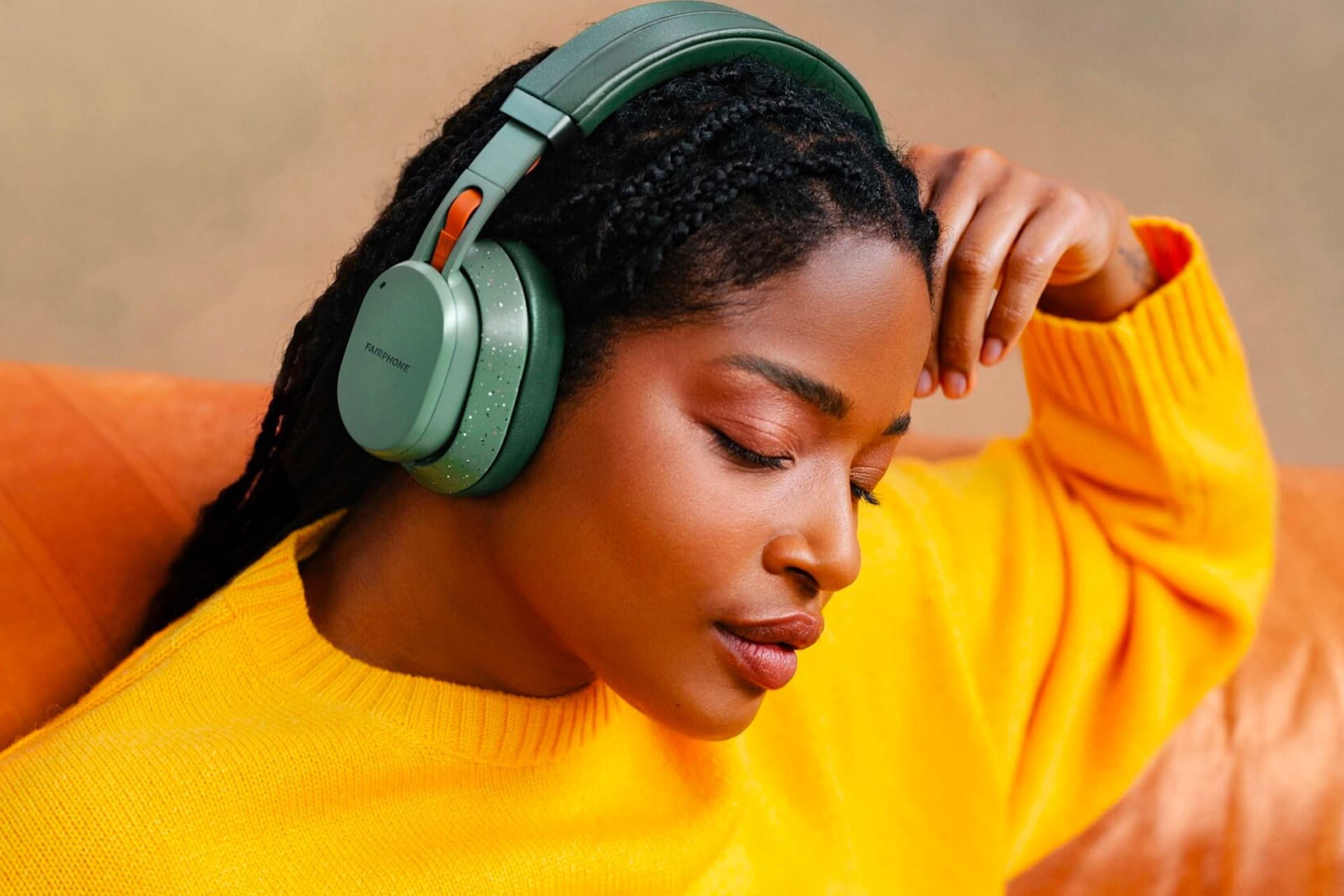 هدفون Fairbuds XL روی گوش زن سیاه پوست لباس زرد