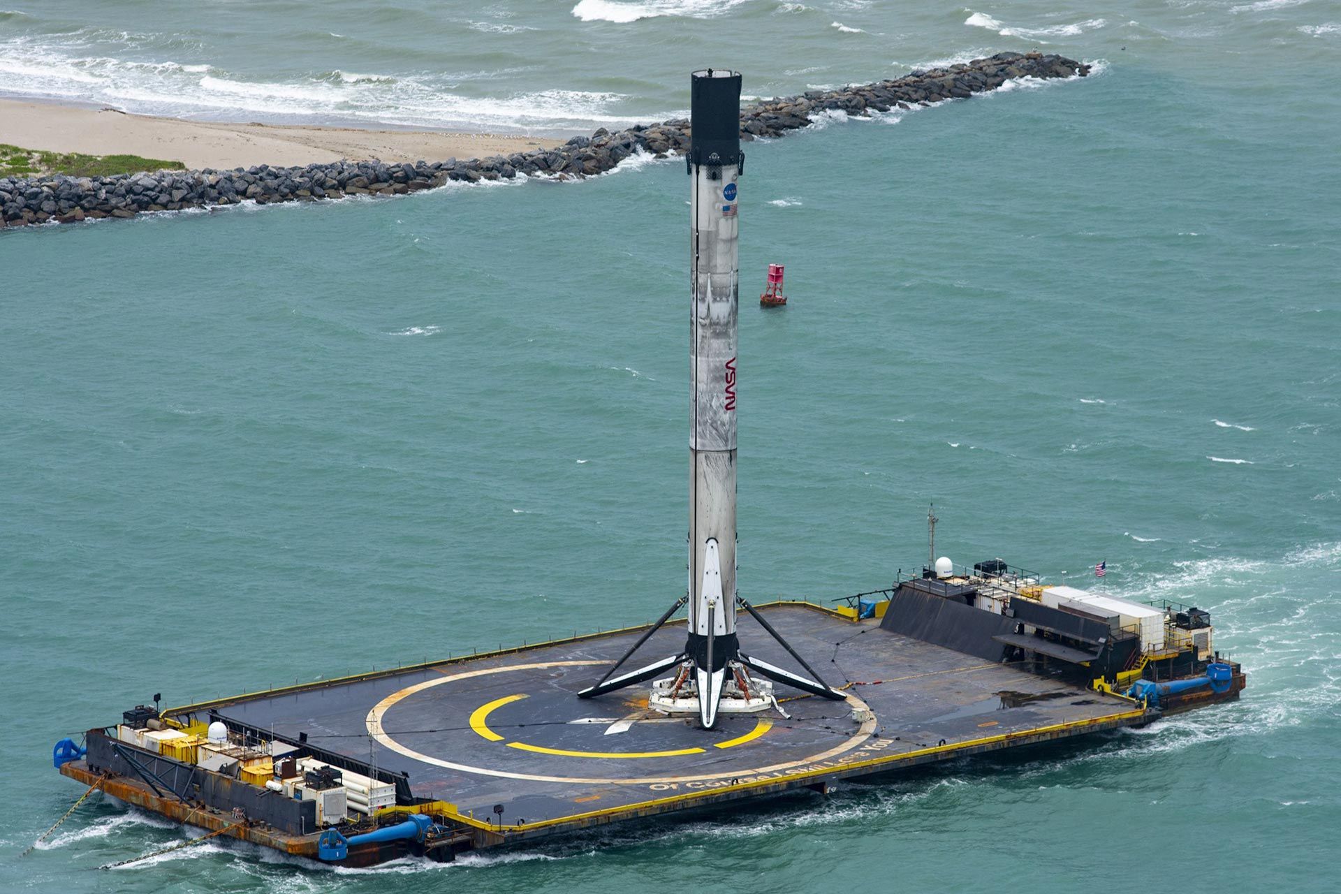 بوستر موشک فالکون ۹ اسپیس ایکس روی سکوی شناور دریایی