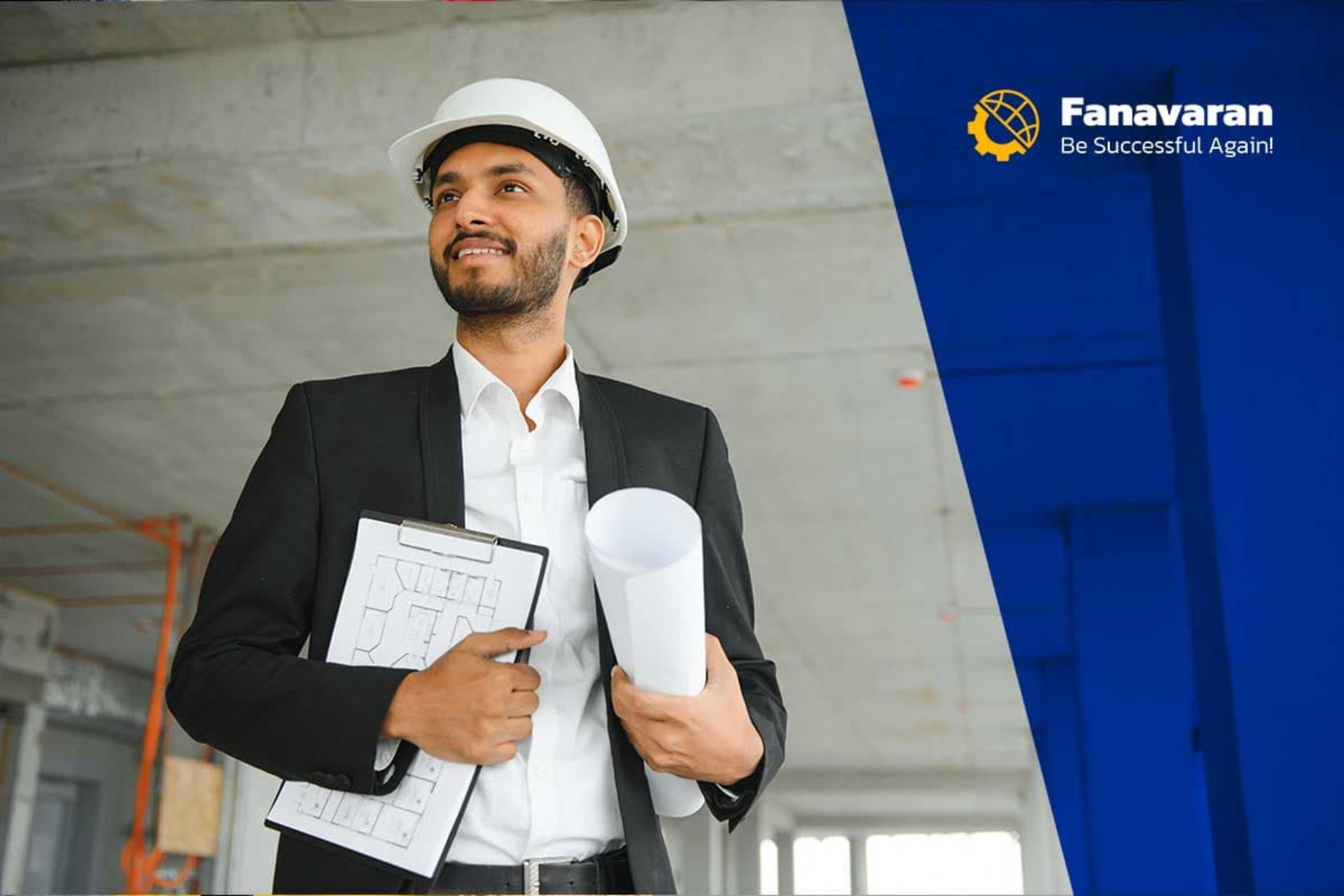 یک مرد جوان خوشحال با کلاه ایمنی سفید و کاغذ در دست