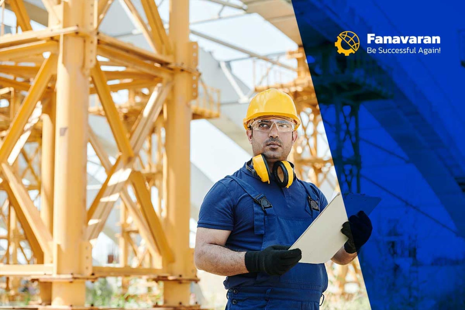 مهندس ساختمان با کلاه ایمنی زرد و تجهیزات ساختمان سازی