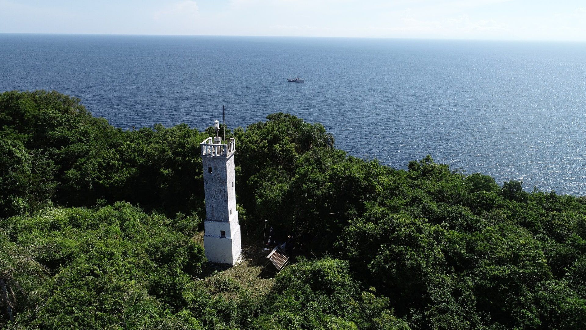 نمای هوایی از فانوس دریایی جزیره ایله دا کی مادا گرنجی یا جزیره مارها در برزیل