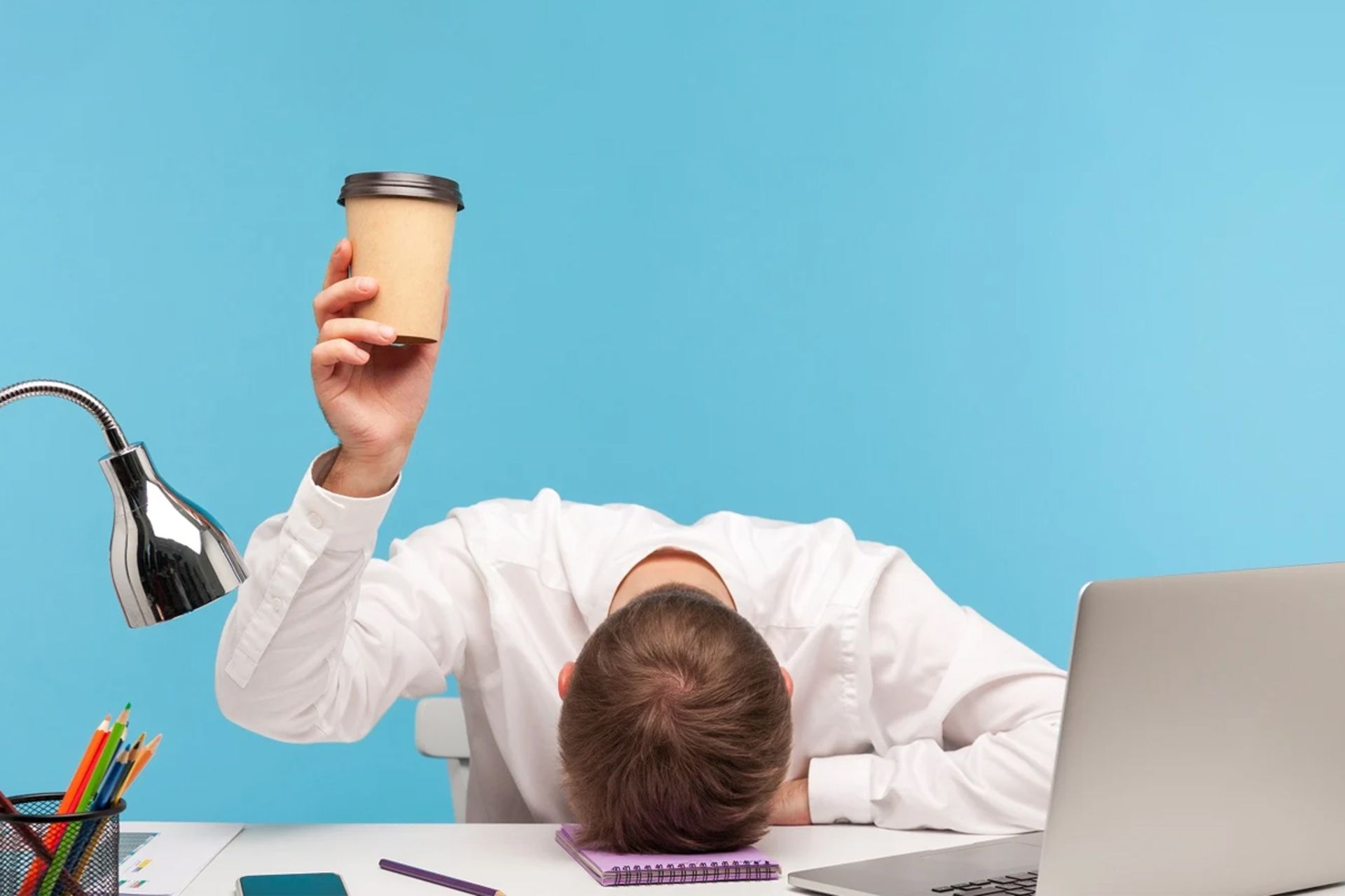 کارمند خسته پشت میز