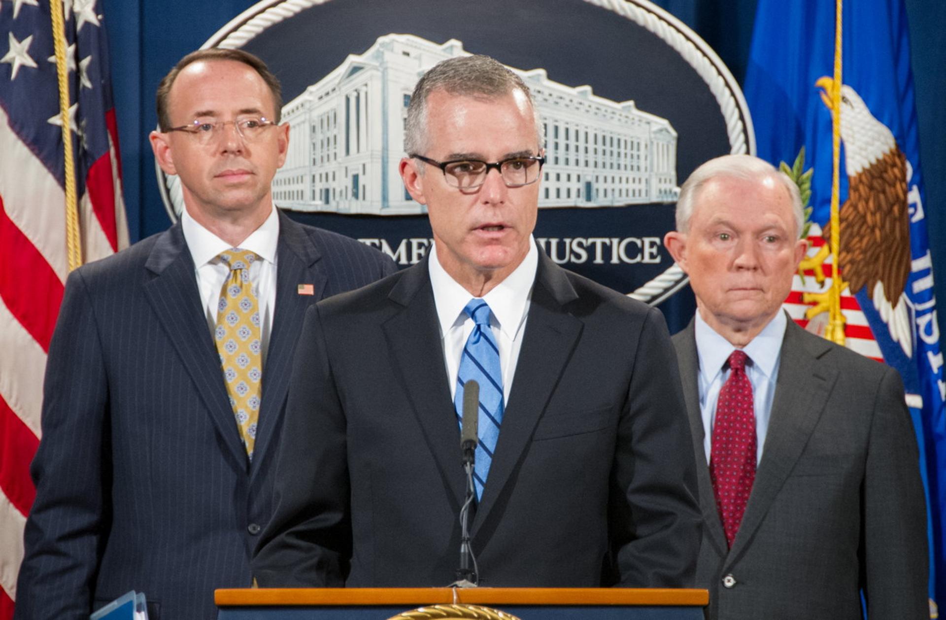 کنفرانس مطبوعاتی مقامات دادگسنری و FBI در مورد بسته شدن AlphaBay 