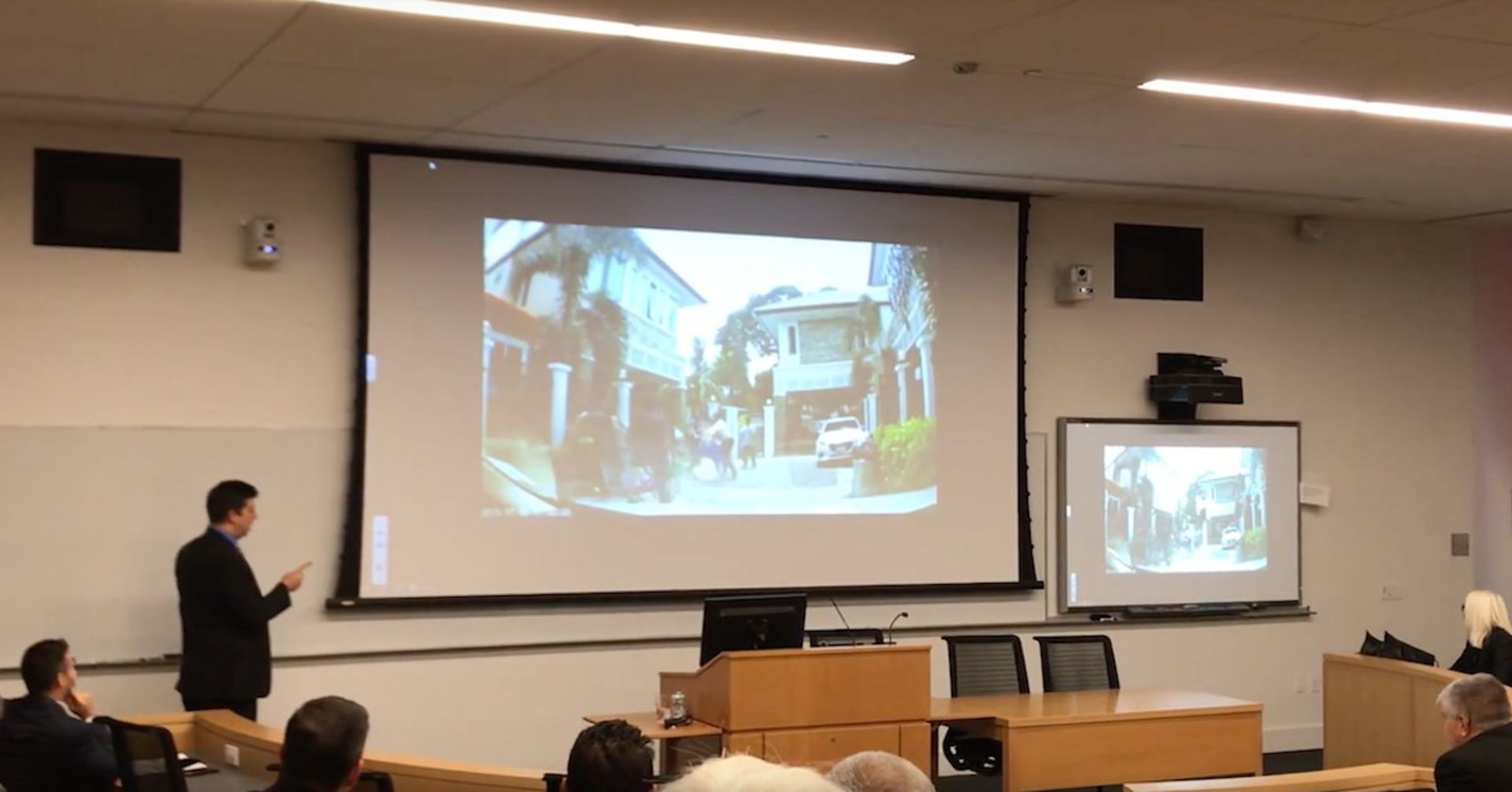 FBI در حال نمایش فیلم بازداشت الکساندر کازس