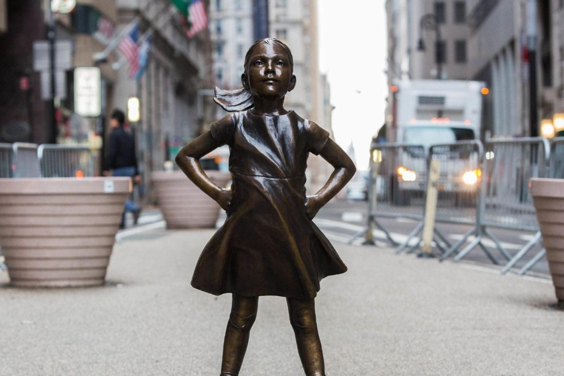 مجسمه دختر بی باک وال استریت Fearless Girl