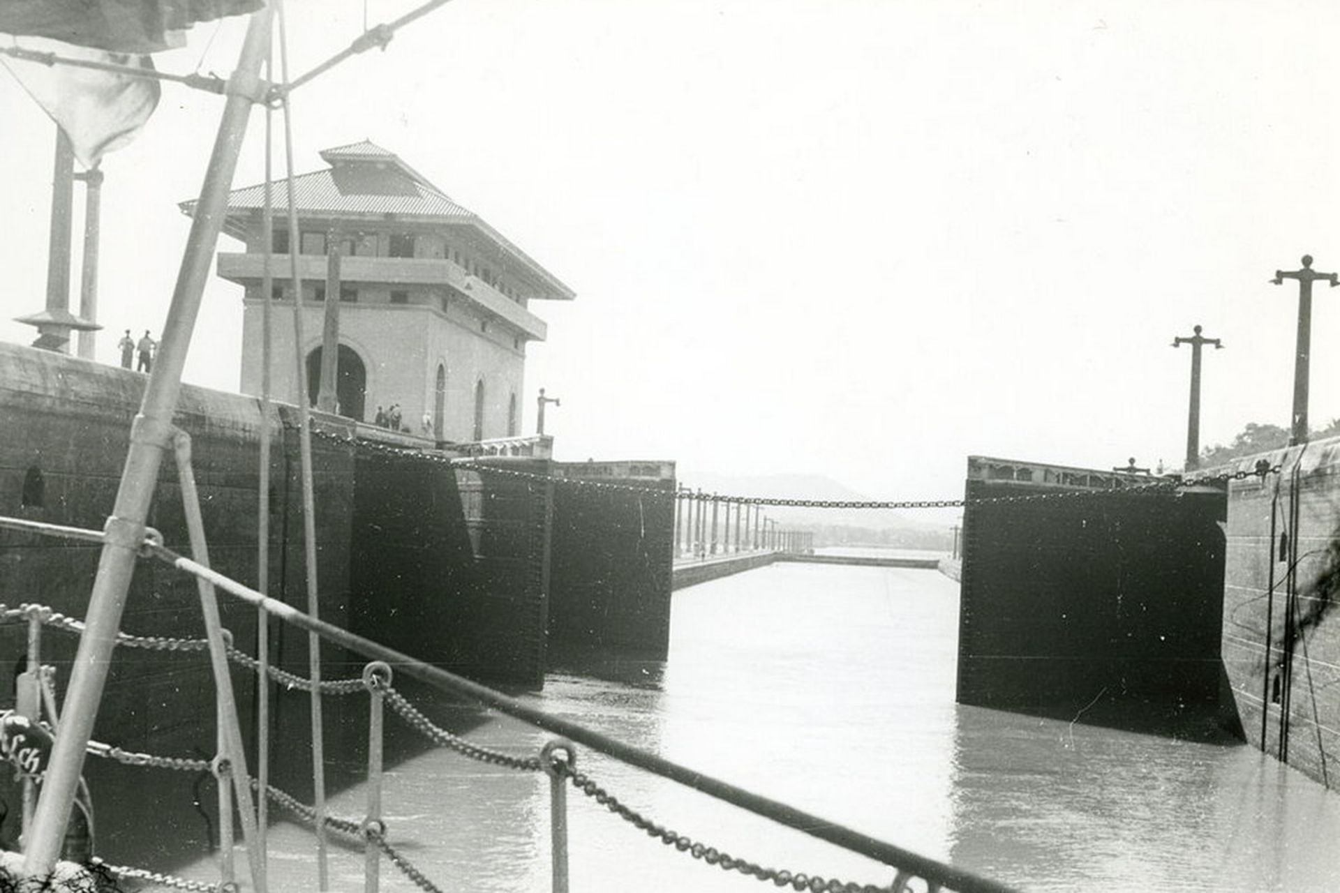 زنجیرهای آهنی ضربه‌گیر (Fender Chains) قفل‌های کانال پاناما سال ۱۹۳۸