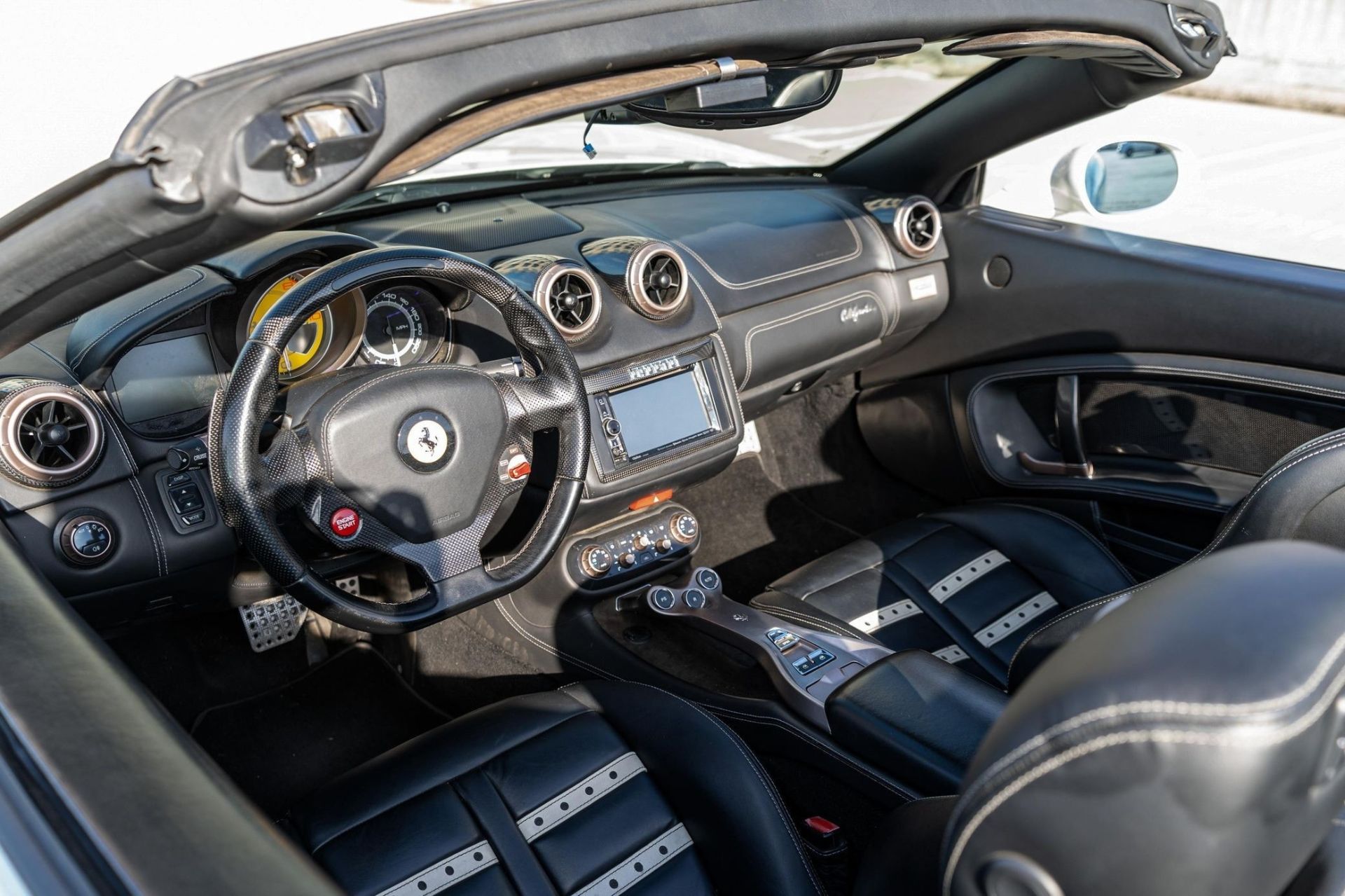 نمای داخل کابین خودرو فراری کالیفرنیا دست‌دوم