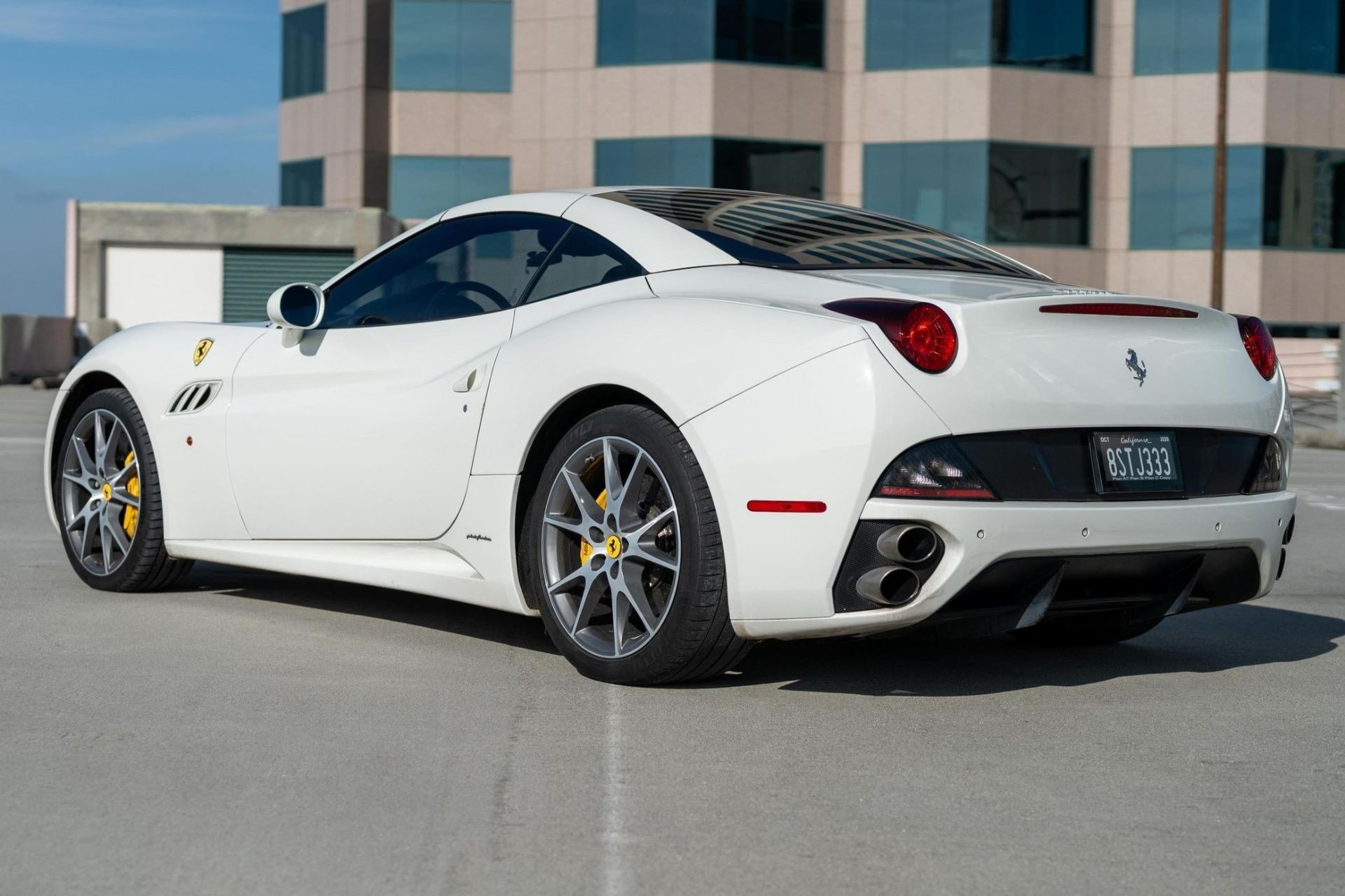 نمای سه‌چهارم عقب خودرو فراری کالیفرنیا دست‌دوم رنگ سفید