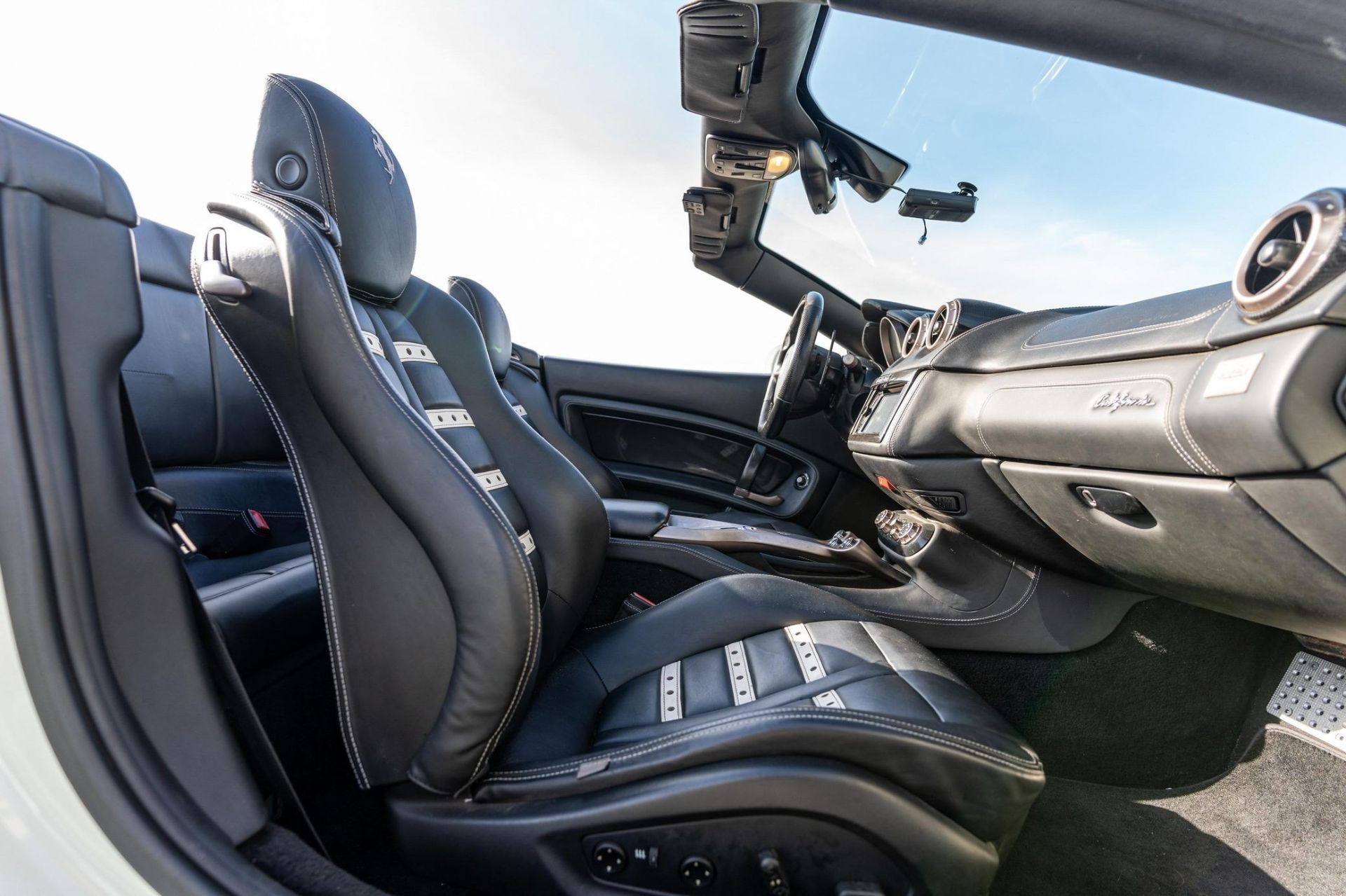 نمای داخل کابین و صندلی‌های خودرو فراری کالیفرنیا دست‌دوم