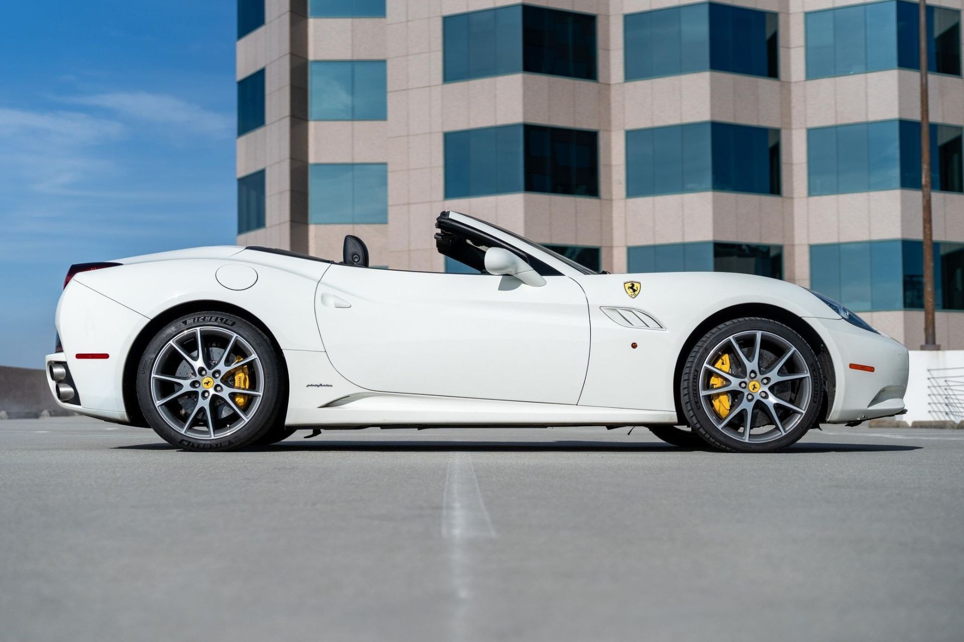 نمای جانبی خودرو فراری کالیفرنیا دست‌دوم رنگ سفید