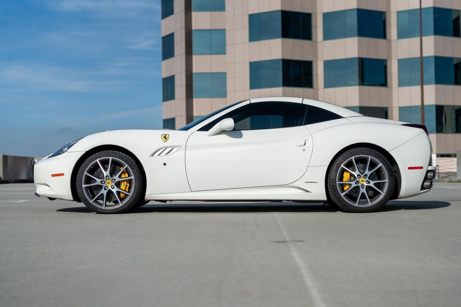 نمای جانبی خودرو فراری کالیفرنیا دست‌دوم رنگ سفید سقف بسته